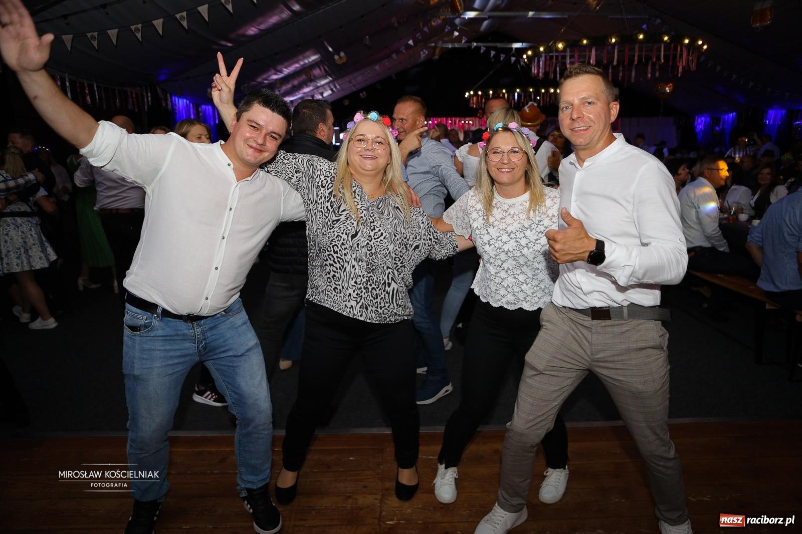 Zdjęcie w galerii na portalu naszraciborz.pl: Bawarskie hity, piwo i wspólna zabawa. Święto Piwa w Szymocicach przyciągnęło tłumy [FOTO i WIDEO] wiadomości z regionu