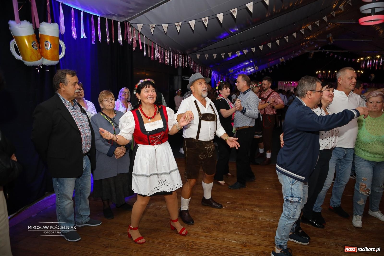Zdjęcie w galerii na portalu naszraciborz.pl: Bawarskie hity, piwo i wspólna zabawa. Święto Piwa w Szymocicach przyciągnęło tłumy [FOTO i WIDEO] wiadomości z regionu