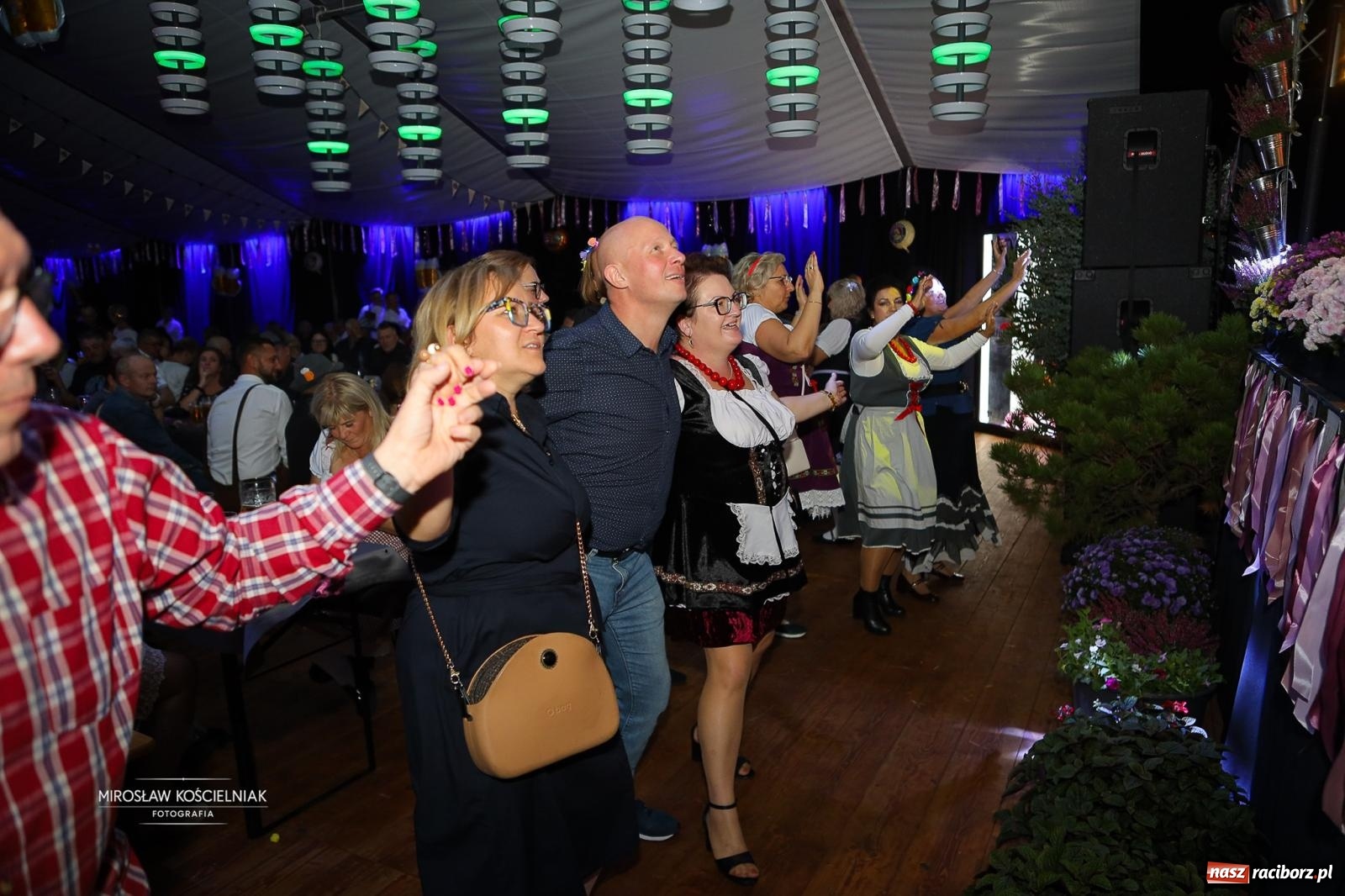 Zdjęcie w galerii na portalu naszraciborz.pl: Bawarskie hity, piwo i wspólna zabawa. Święto Piwa w Szymocicach przyciągnęło tłumy [FOTO i WIDEO] wiadomości z regionu