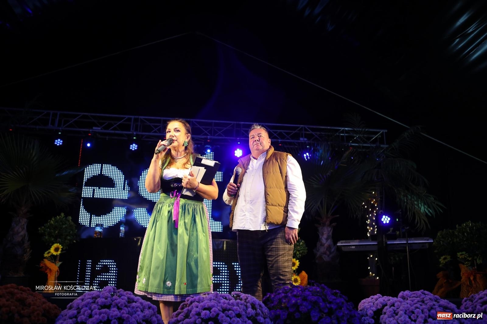 Zdjęcie w galerii na portalu naszraciborz.pl: Bawarskie hity, piwo i wspólna zabawa. Święto Piwa w Szymocicach przyciągnęło tłumy [FOTO i WIDEO] wiadomości z regionu