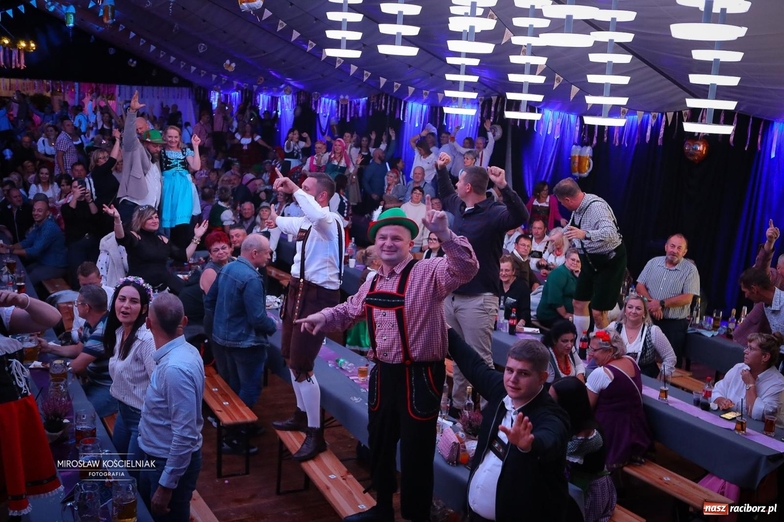 Zdjęcie w galerii na portalu naszraciborz.pl: Bawarskie hity, piwo i wspólna zabawa. Święto Piwa w Szymocicach przyciągnęło tłumy [FOTO i WIDEO] wiadomości z regionu