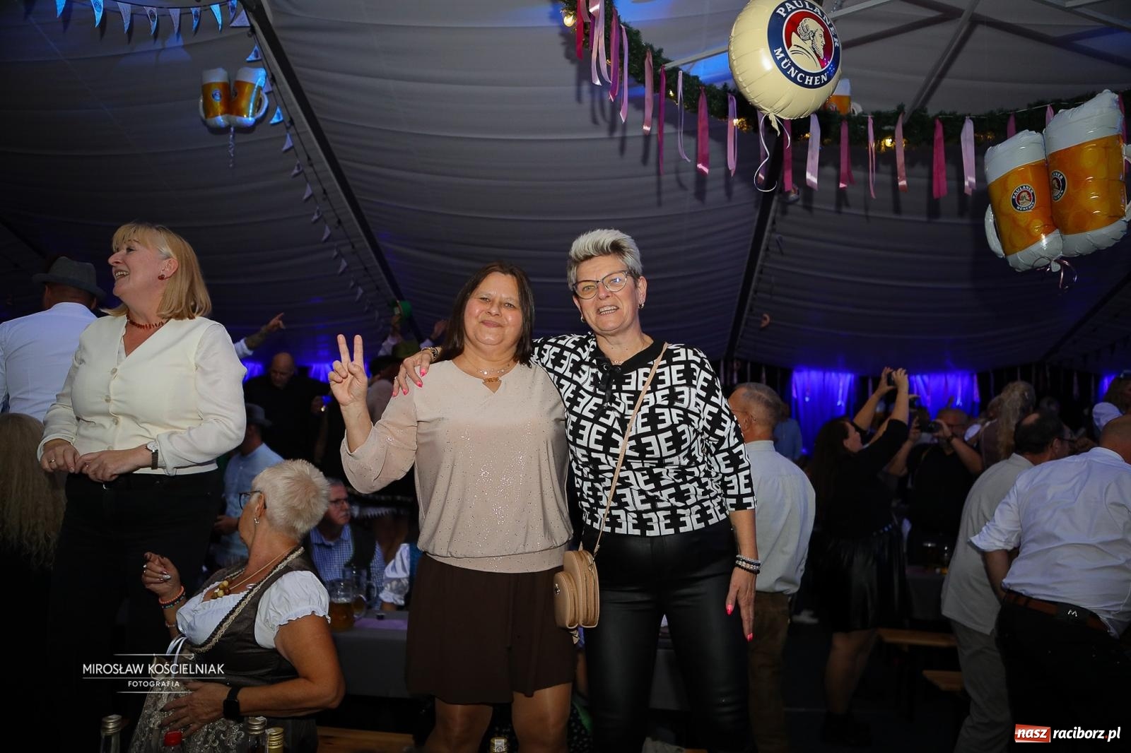 Zdjęcie w galerii na portalu naszraciborz.pl: Bawarskie hity, piwo i wspólna zabawa. Święto Piwa w Szymocicach przyciągnęło tłumy [FOTO i WIDEO] wiadomości z regionu