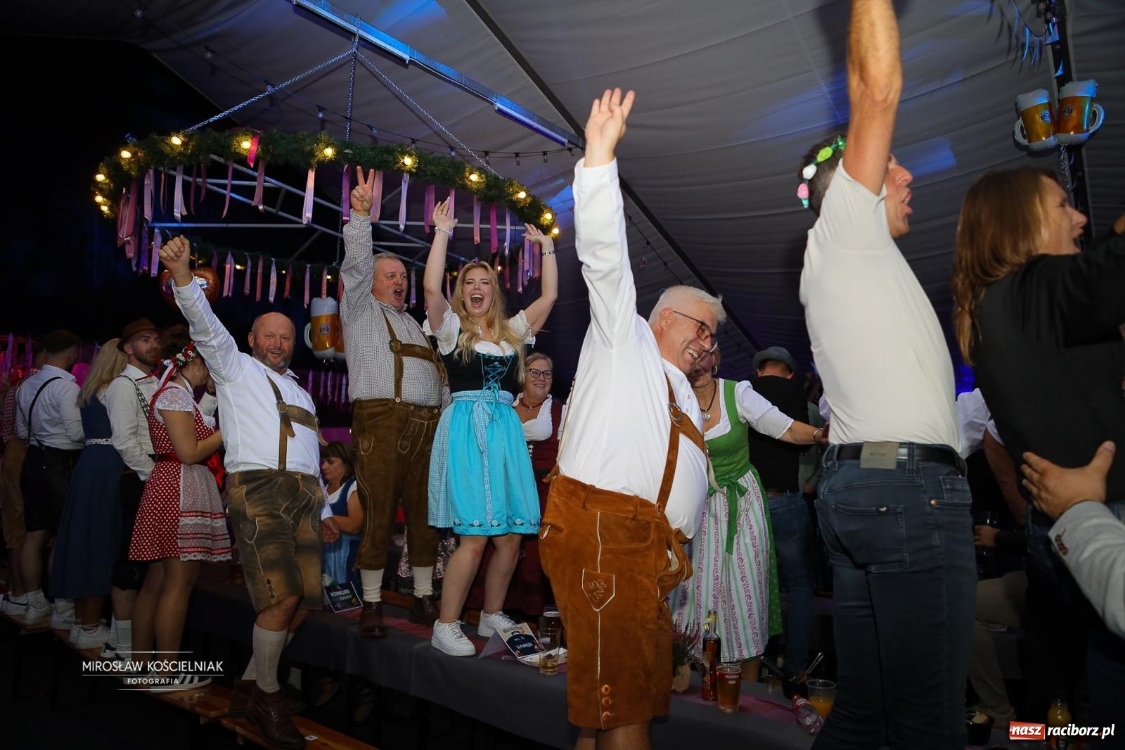 Zdjęcie w galerii na portalu naszraciborz.pl: Bawarskie hity, piwo i wspólna zabawa. Święto Piwa w Szymocicach przyciągnęło tłumy [FOTO i WIDEO] wiadomości z regionu