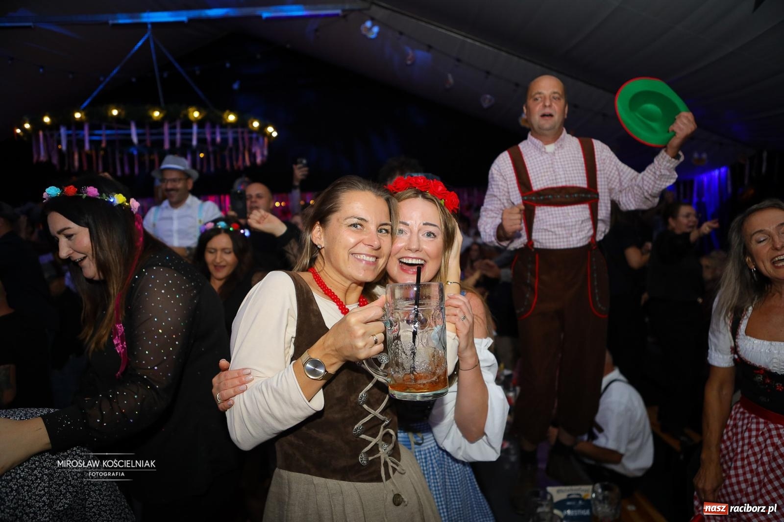 Zdjęcie w galerii na portalu naszraciborz.pl: Bawarskie hity, piwo i wspólna zabawa. Święto Piwa w Szymocicach przyciągnęło tłumy [FOTO i WIDEO] wiadomości z regionu