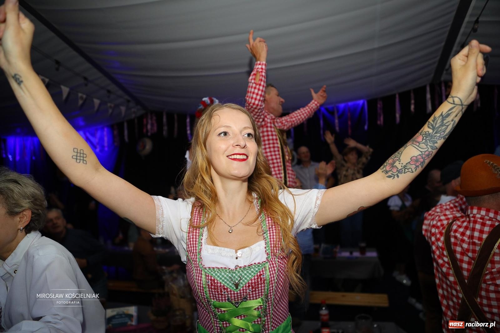 Zdjęcie w galerii na portalu naszraciborz.pl: Bawarskie hity, piwo i wspólna zabawa. Święto Piwa w Szymocicach przyciągnęło tłumy [FOTO i WIDEO] wiadomości z regionu