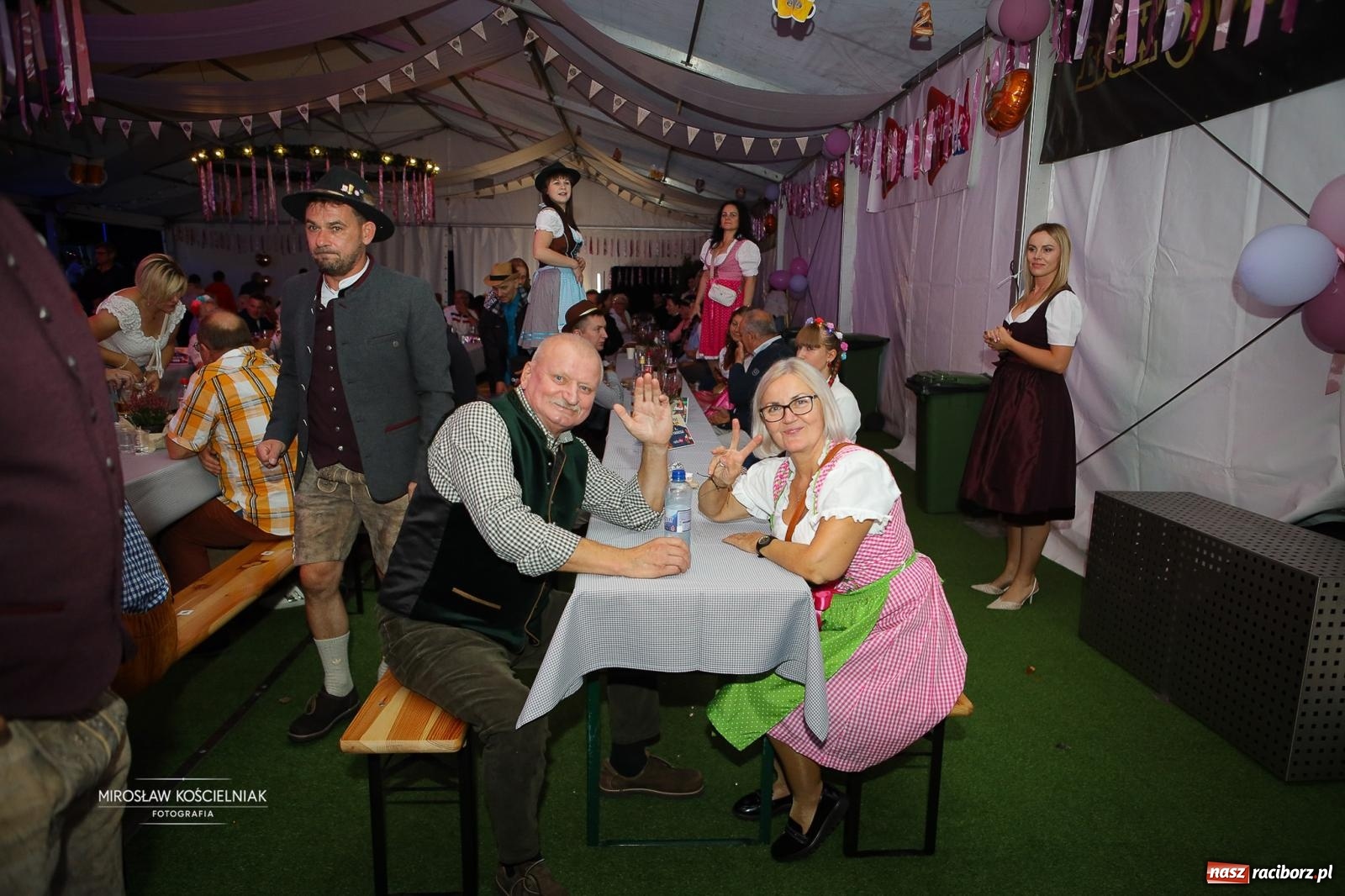 Zdjęcie w galerii na portalu naszraciborz.pl: Bawarskie hity, piwo i wspólna zabawa. Święto Piwa w Szymocicach przyciągnęło tłumy [FOTO i WIDEO] wiadomości z regionu