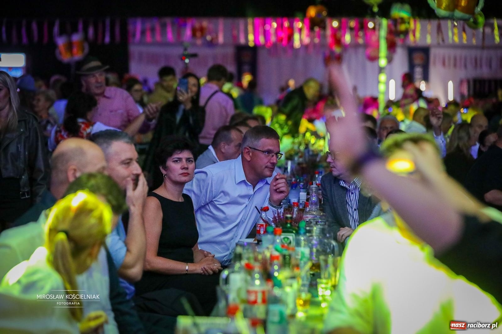 Zdjęcie w galerii na portalu naszraciborz.pl: Bawarskie hity, piwo i wspólna zabawa. Święto Piwa w Szymocicach przyciągnęło tłumy [FOTO i WIDEO] wiadomości z regionu