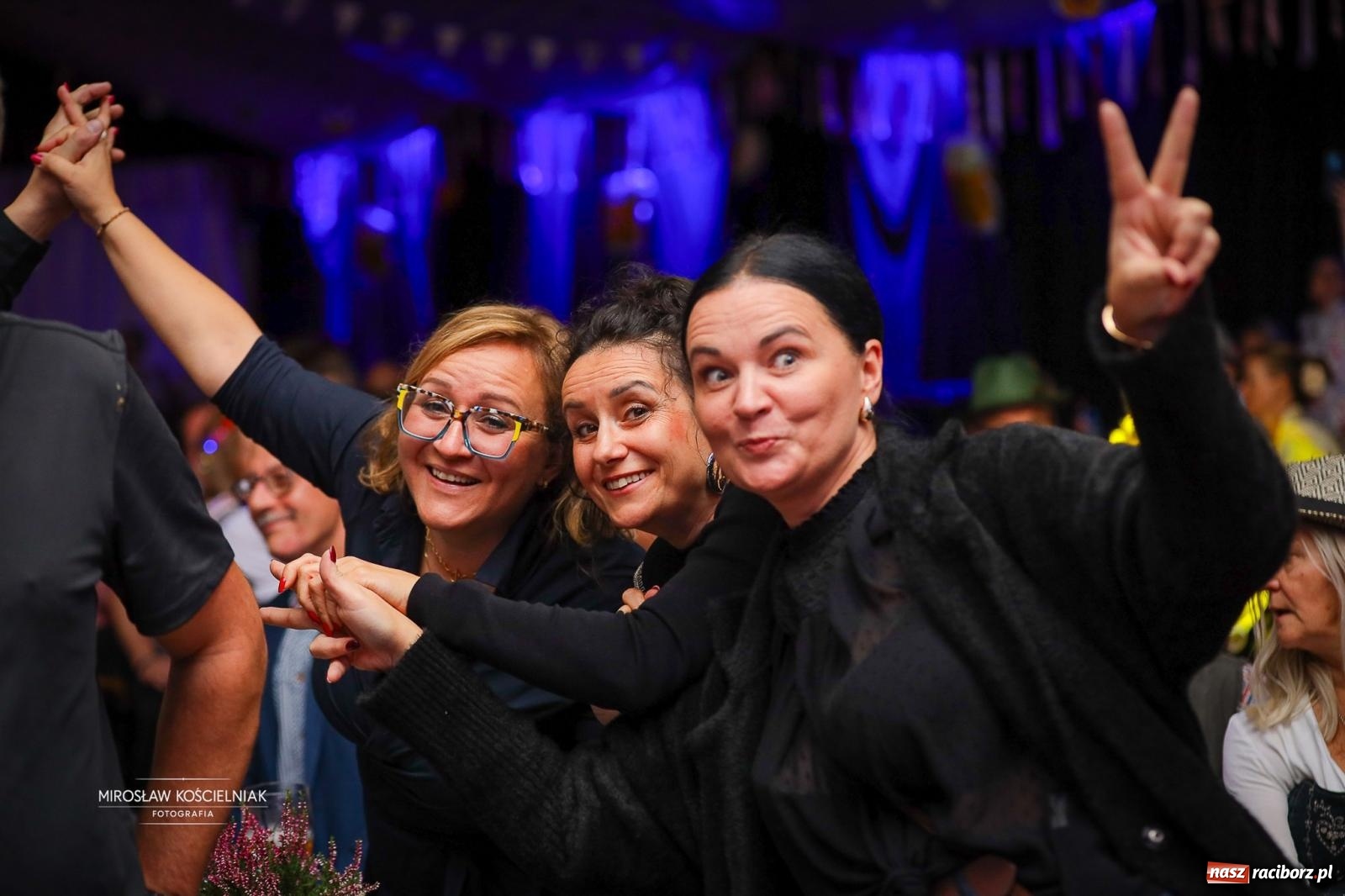 Zdjęcie w galerii na portalu naszraciborz.pl: Bawarskie hity, piwo i wspólna zabawa. Święto Piwa w Szymocicach przyciągnęło tłumy [FOTO i WIDEO] wiadomości z regionu