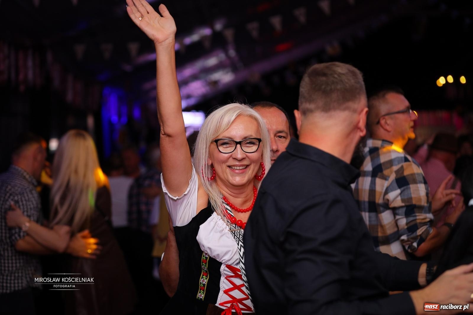 Zdjęcie w galerii na portalu naszraciborz.pl: Bawarskie hity, piwo i wspólna zabawa. Święto Piwa w Szymocicach przyciągnęło tłumy [FOTO i WIDEO] wiadomości z regionu