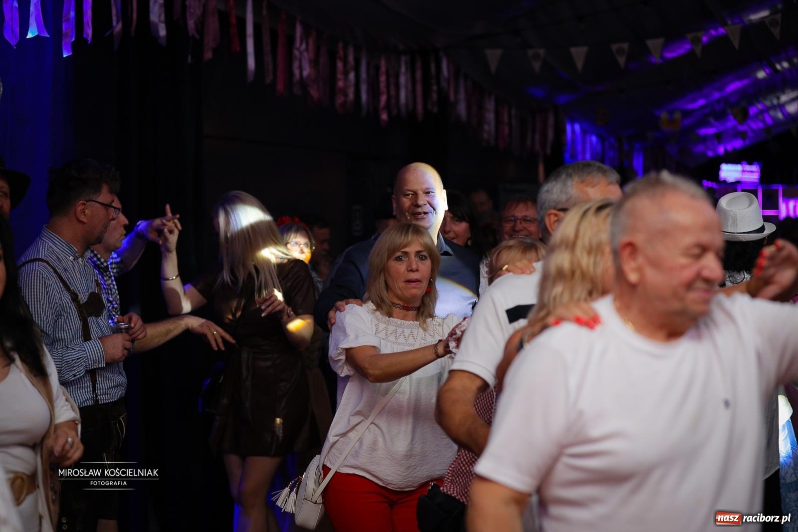 Zdjęcie w galerii na portalu naszraciborz.pl: Bawarskie hity, piwo i wspólna zabawa. Święto Piwa w Szymocicach przyciągnęło tłumy [FOTO i WIDEO] wiadomości z regionu