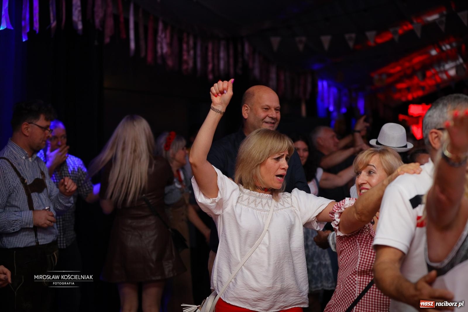 Zdjęcie w galerii na portalu naszraciborz.pl: Bawarskie hity, piwo i wspólna zabawa. Święto Piwa w Szymocicach przyciągnęło tłumy [FOTO i WIDEO] wiadomości z regionu