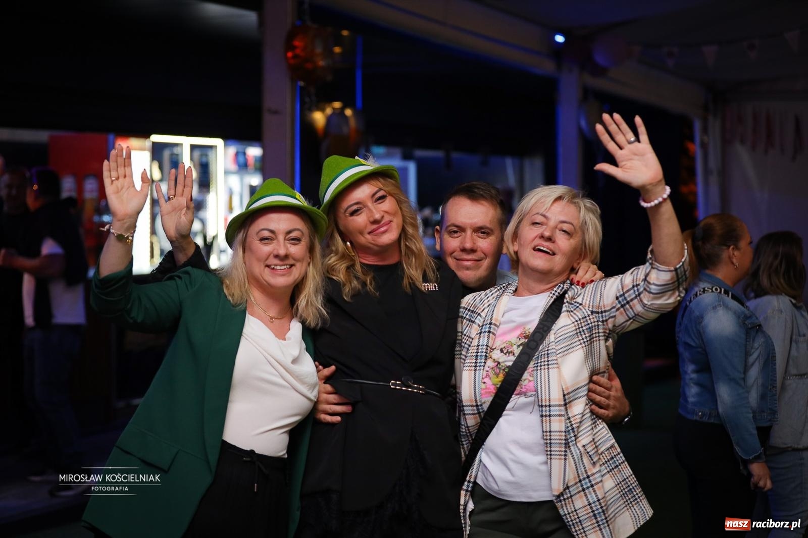 Zdjęcie w galerii na portalu naszraciborz.pl: Bawarskie hity, piwo i wspólna zabawa. Święto Piwa w Szymocicach przyciągnęło tłumy [FOTO i WIDEO] wiadomości z regionu