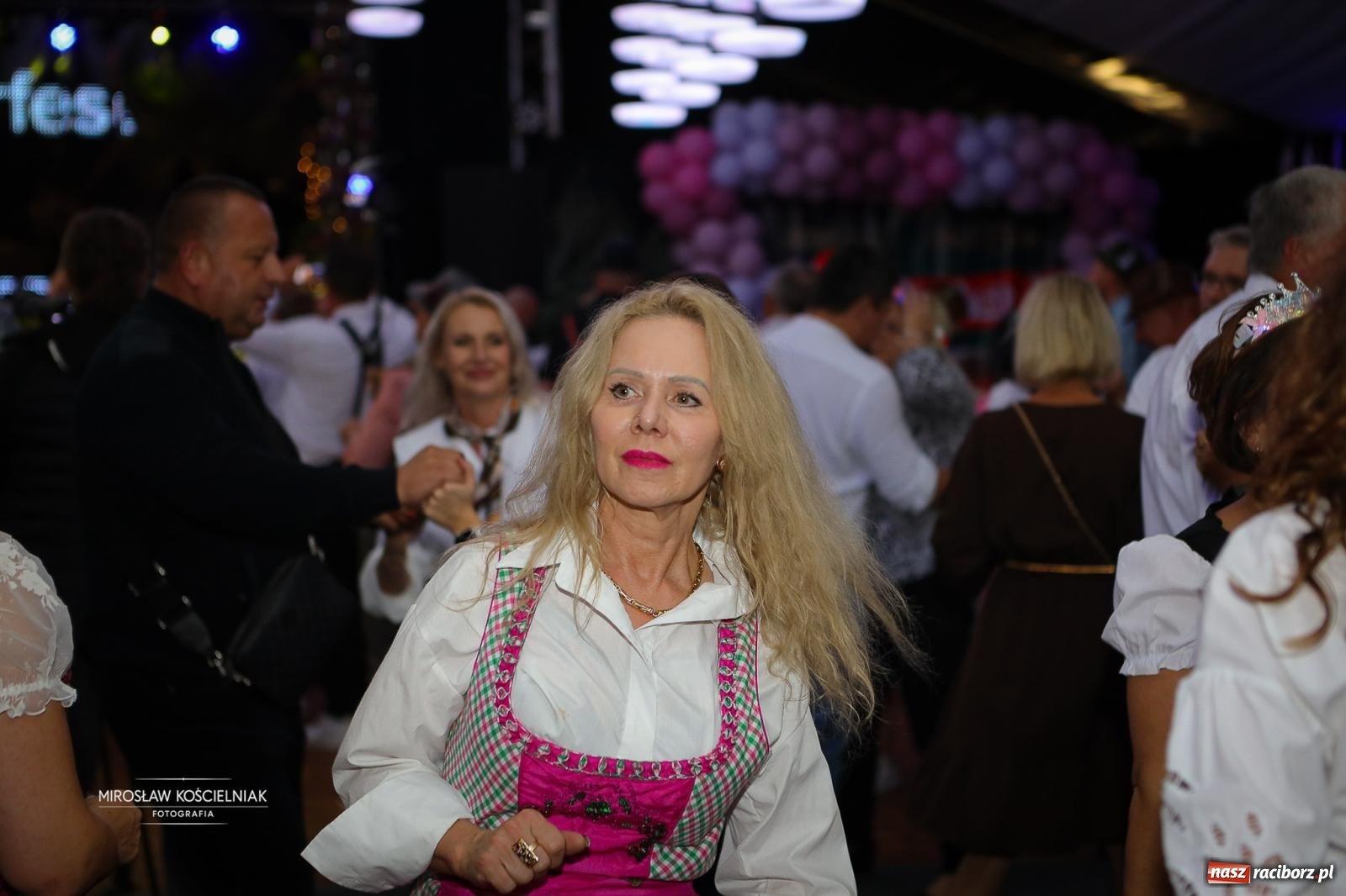 Zdjęcie w galerii na portalu naszraciborz.pl: Bawarskie hity, piwo i wspólna zabawa. Święto Piwa w Szymocicach przyciągnęło tłumy [FOTO i WIDEO] wiadomości z regionu