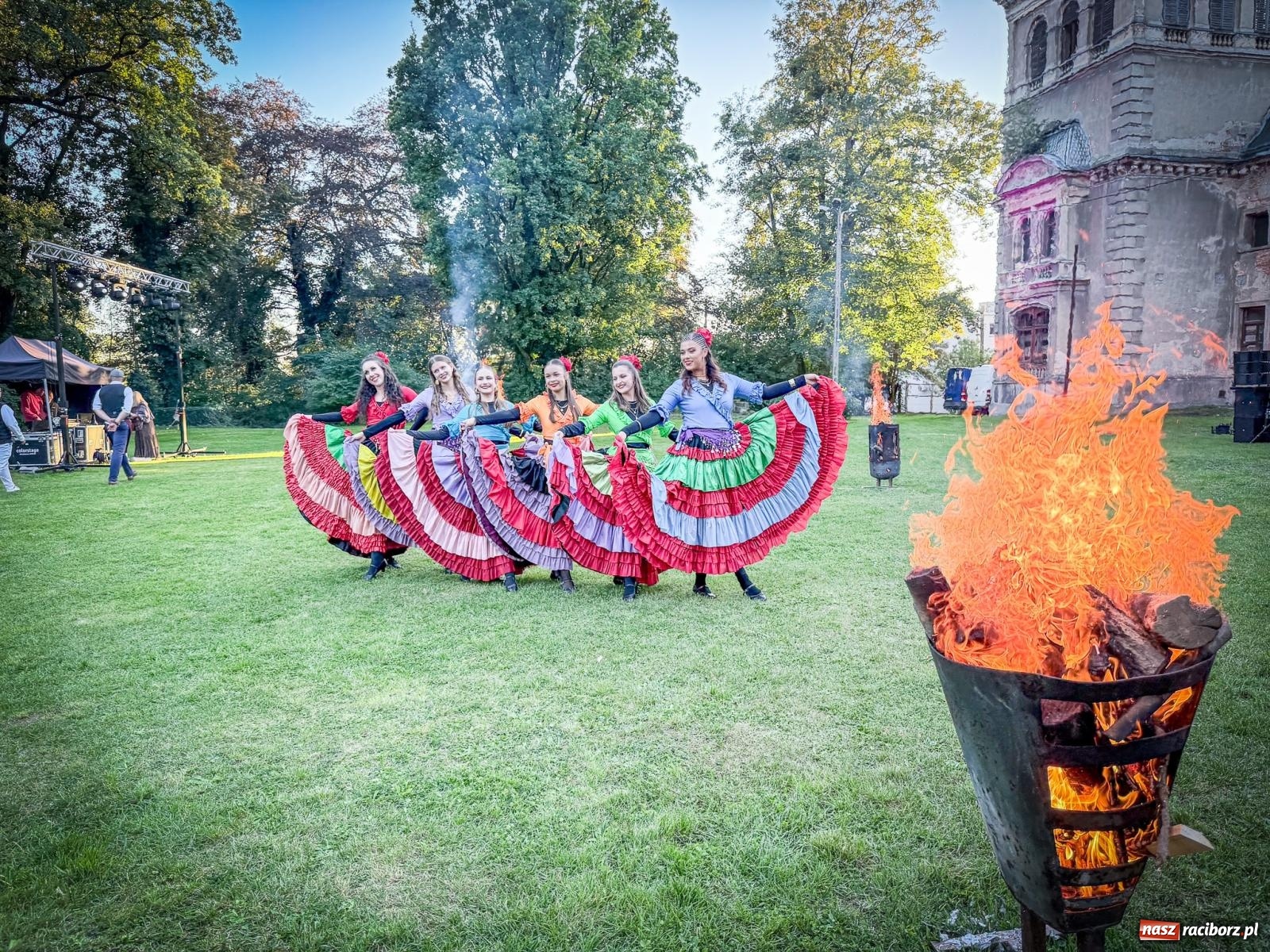 Zdjęcie w galerii na portalu naszraciborz.pl: Romano Jag i ogniste widowisko. Pałac w Krowiarkach rozbłysnął na finał sezonu [FOTO i WIDEO] wiadomości z regionu