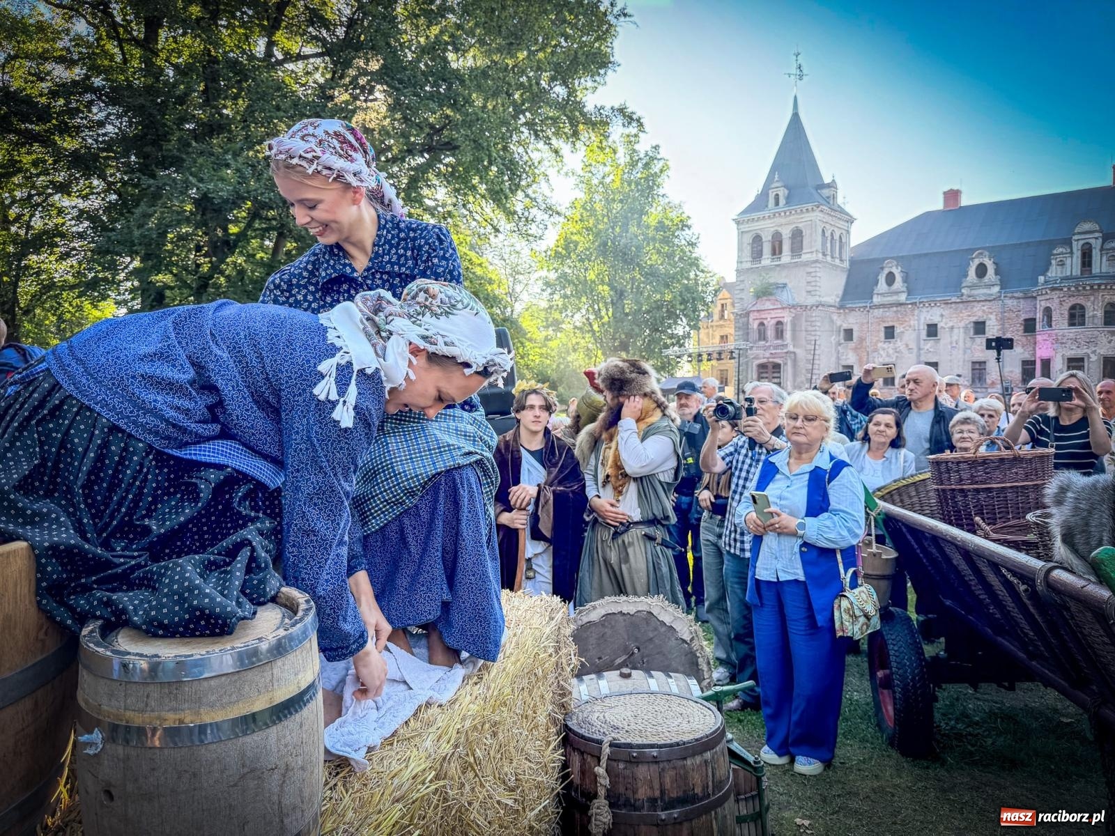 Zdjęcie w galerii na portalu naszraciborz.pl: Tłumy na krowiarskim winobraniu. Dionizos i deptanie winogron przed pałacem [FOTO i WIDEO] wiadomości z regionu