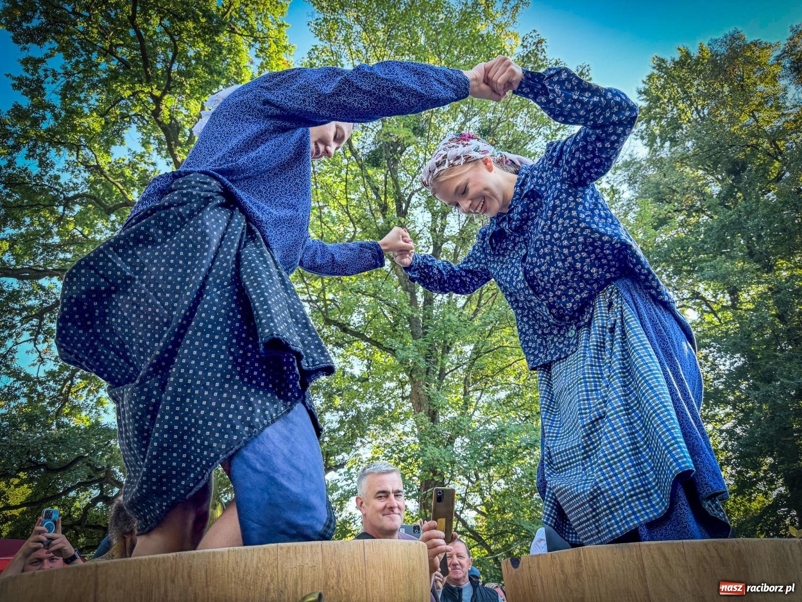 Zdjęcie w galerii na portalu naszraciborz.pl: Tłumy na krowiarskim winobraniu. Dionizos i deptanie winogron przed pałacem [FOTO i WIDEO] wiadomości z regionu