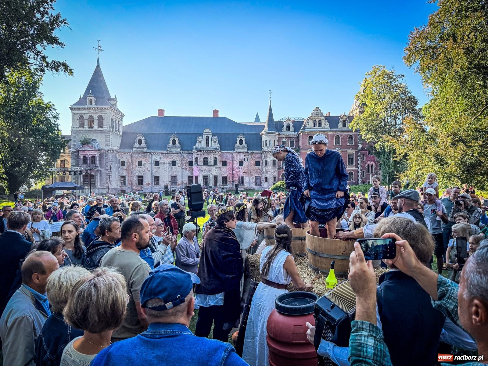 Zdjęcie w galerii na portalu naszraciborz.pl: Tłumy na krowiarskim winobraniu. Dionizos i deptanie winogron przed pałacem [FOTO i WIDEO] wiadomości z regionu