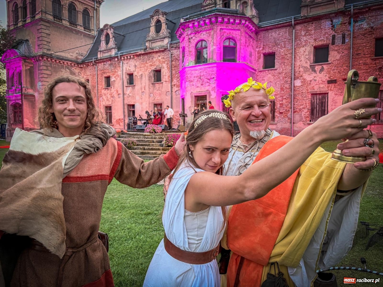 Zdjęcie w galerii na portalu naszraciborz.pl: Tłumy na krowiarskim winobraniu. Dionizos i deptanie winogron przed pałacem [FOTO i WIDEO] wiadomości z regionu
