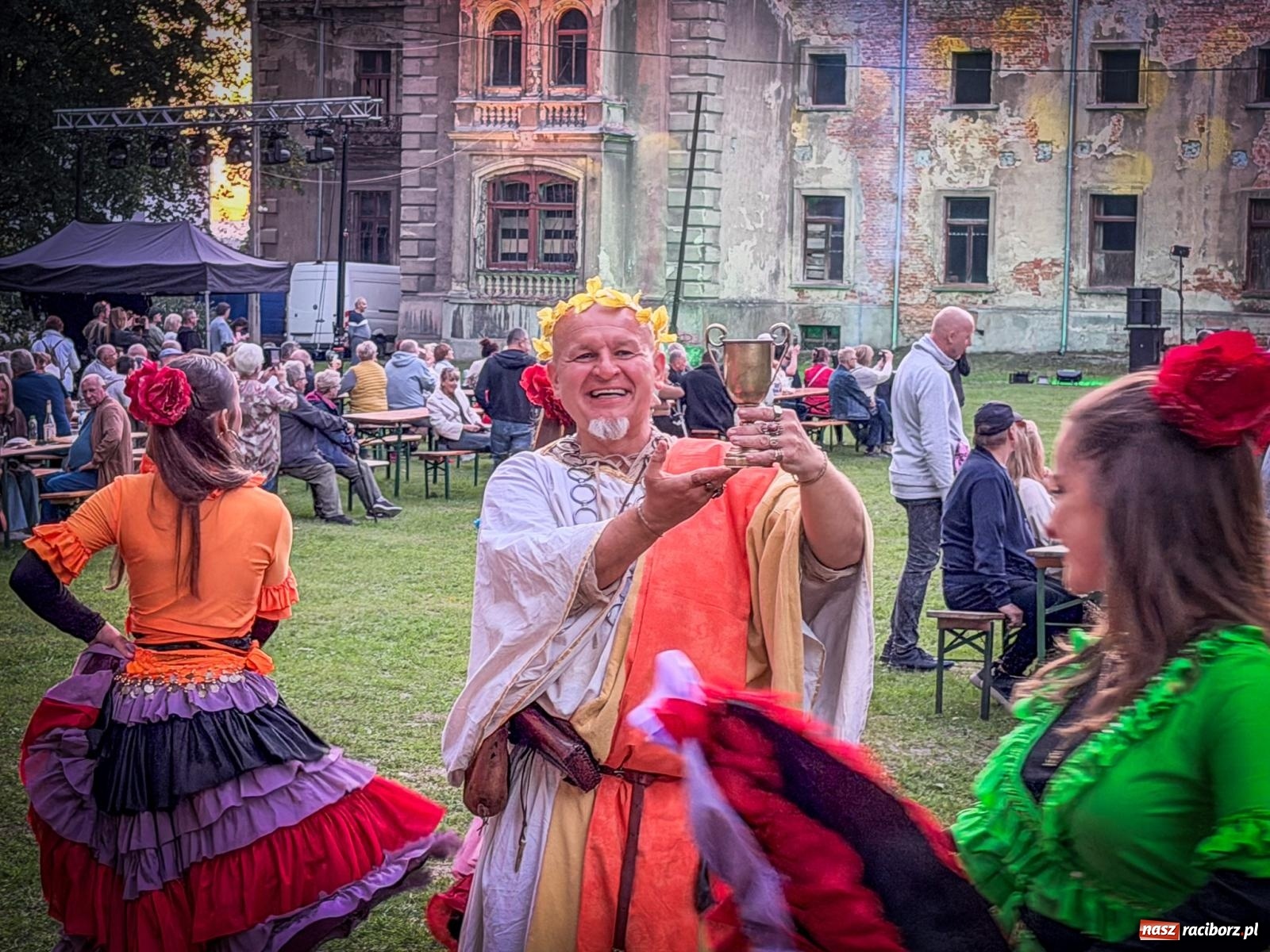 Zdjęcie w galerii na portalu naszraciborz.pl: Tłumy na krowiarskim winobraniu. Dionizos i deptanie winogron przed pałacem [FOTO i WIDEO] wiadomości z regionu