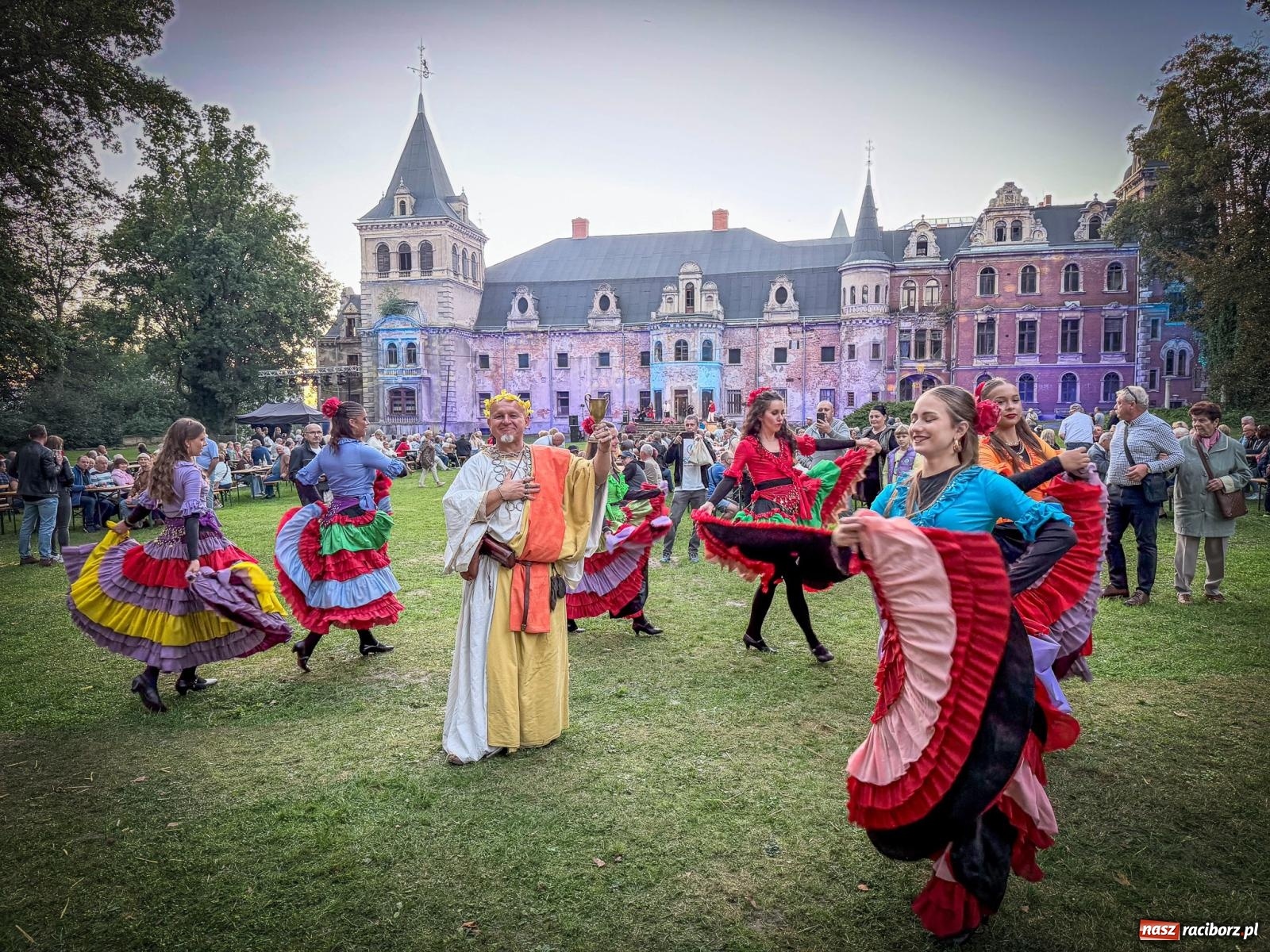 Zdjęcie w galerii na portalu naszraciborz.pl: Tłumy na krowiarskim winobraniu. Dionizos i deptanie winogron przed pałacem [FOTO i WIDEO] wiadomości z regionu