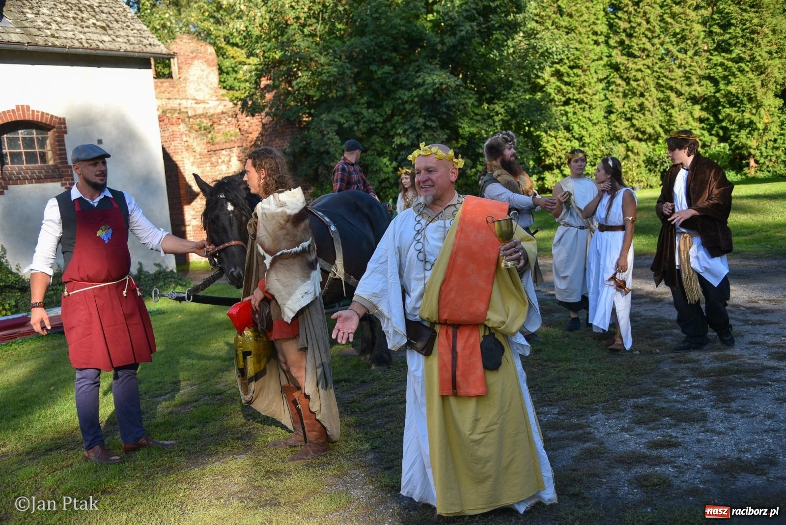 Zdjęcie w galerii na portalu naszraciborz.pl: Winobranie, ogień i cygańska muzyka w Krowiarkach. Fanny Days 2026 za nami [FOTOREPORTAŻ] wiadomości z regionu