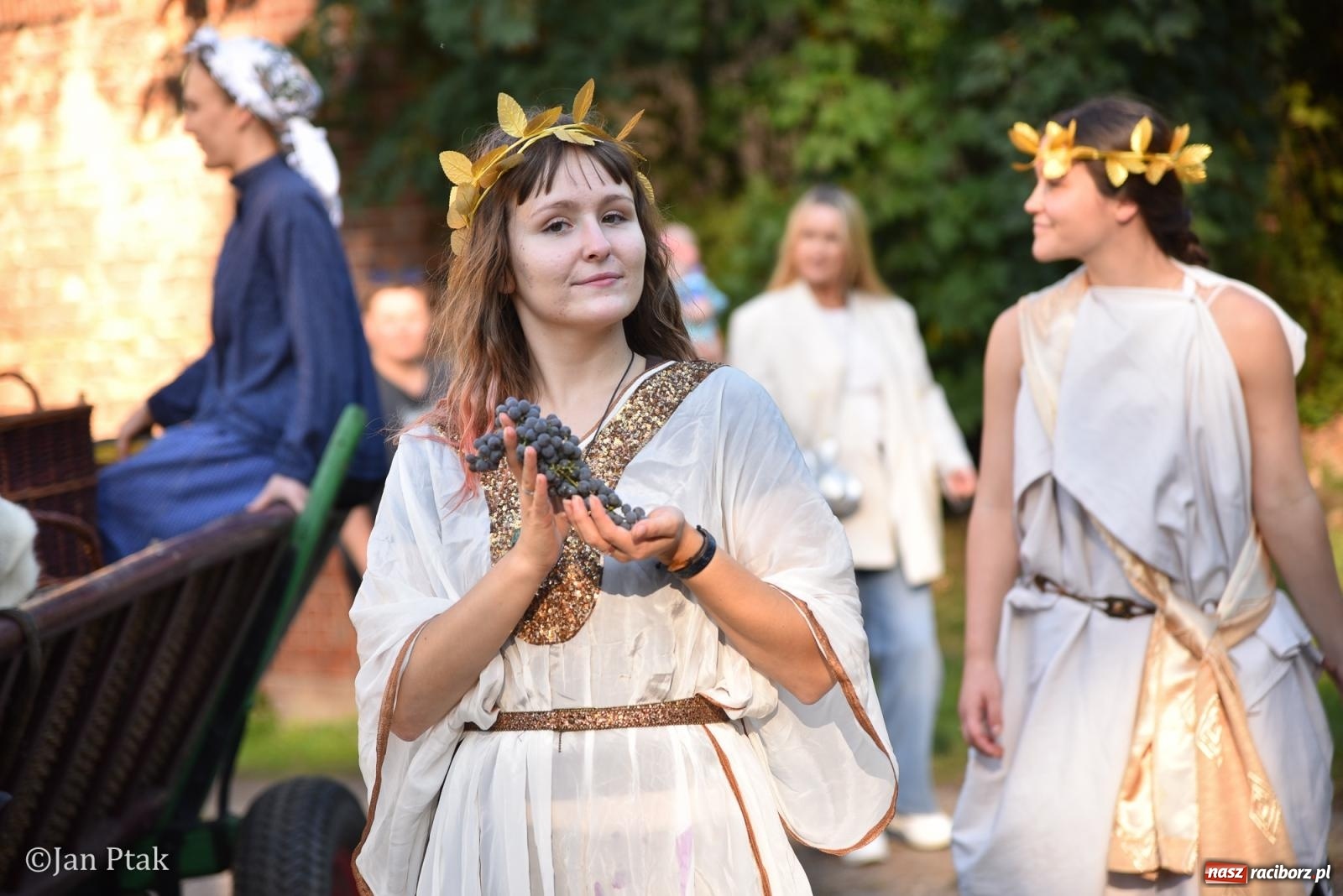 Zdjęcie w galerii na portalu naszraciborz.pl: Winobranie, ogień i cygańska muzyka w Krowiarkach. Fanny Days 2026 za nami [FOTOREPORTAŻ] wiadomości z regionu