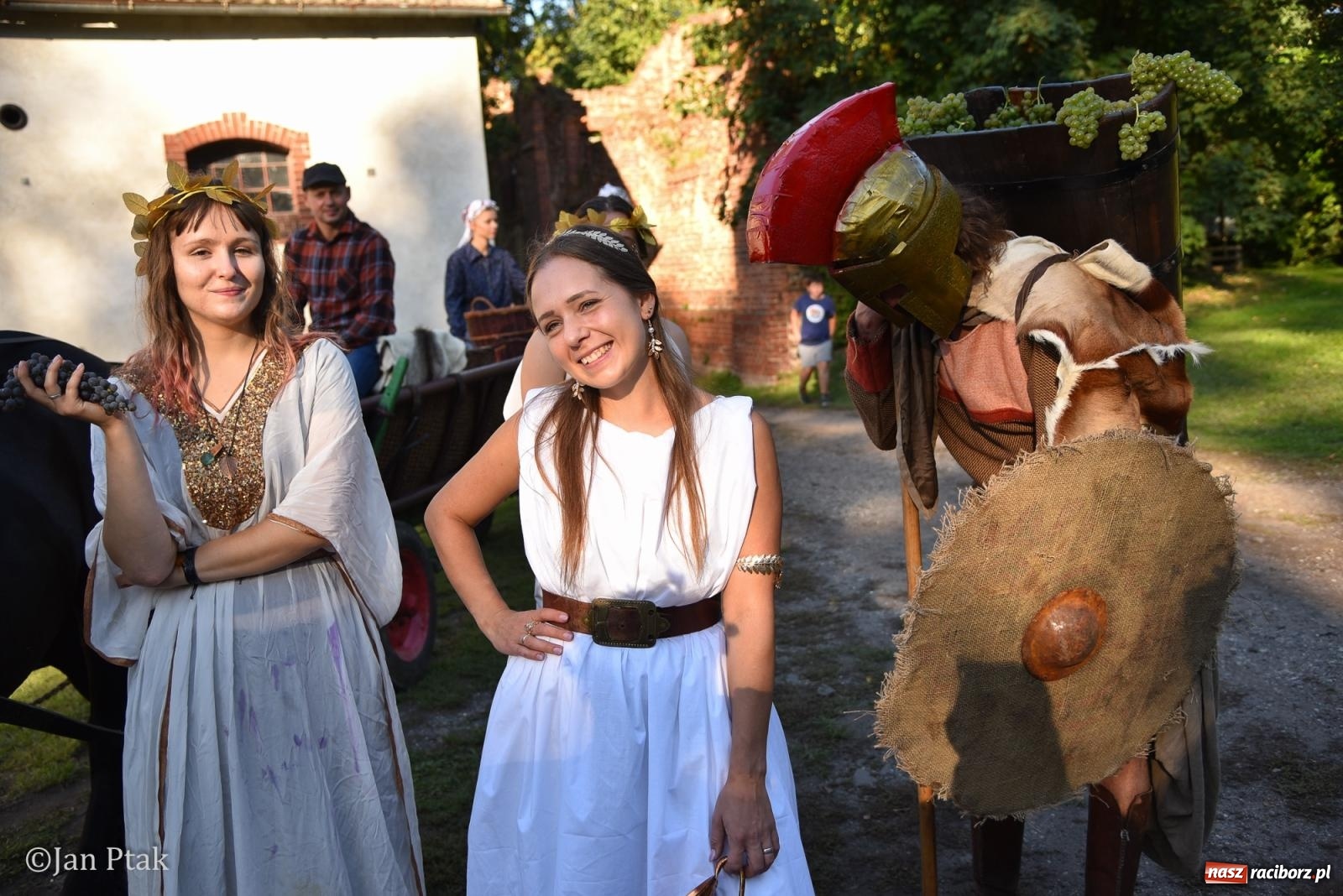 Zdjęcie w galerii na portalu naszraciborz.pl: Winobranie, ogień i cygańska muzyka w Krowiarkach. Fanny Days 2026 za nami [FOTOREPORTAŻ] wiadomości z regionu