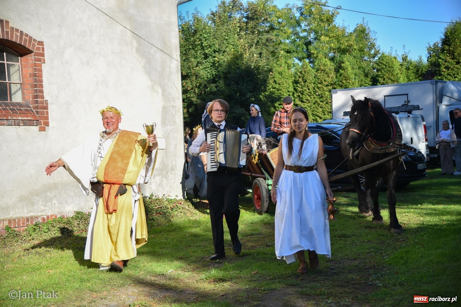 Zdjęcie w galerii na portalu naszraciborz.pl: Winobranie, ogień i cygańska muzyka w Krowiarkach. Fanny Days 2026 za nami [FOTOREPORTAŻ] wiadomości z regionu