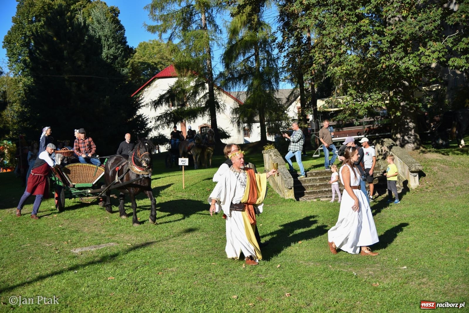 Zdjęcie w galerii na portalu naszraciborz.pl: Winobranie, ogień i cygańska muzyka w Krowiarkach. Fanny Days 2026 za nami [FOTOREPORTAŻ] wiadomości z regionu