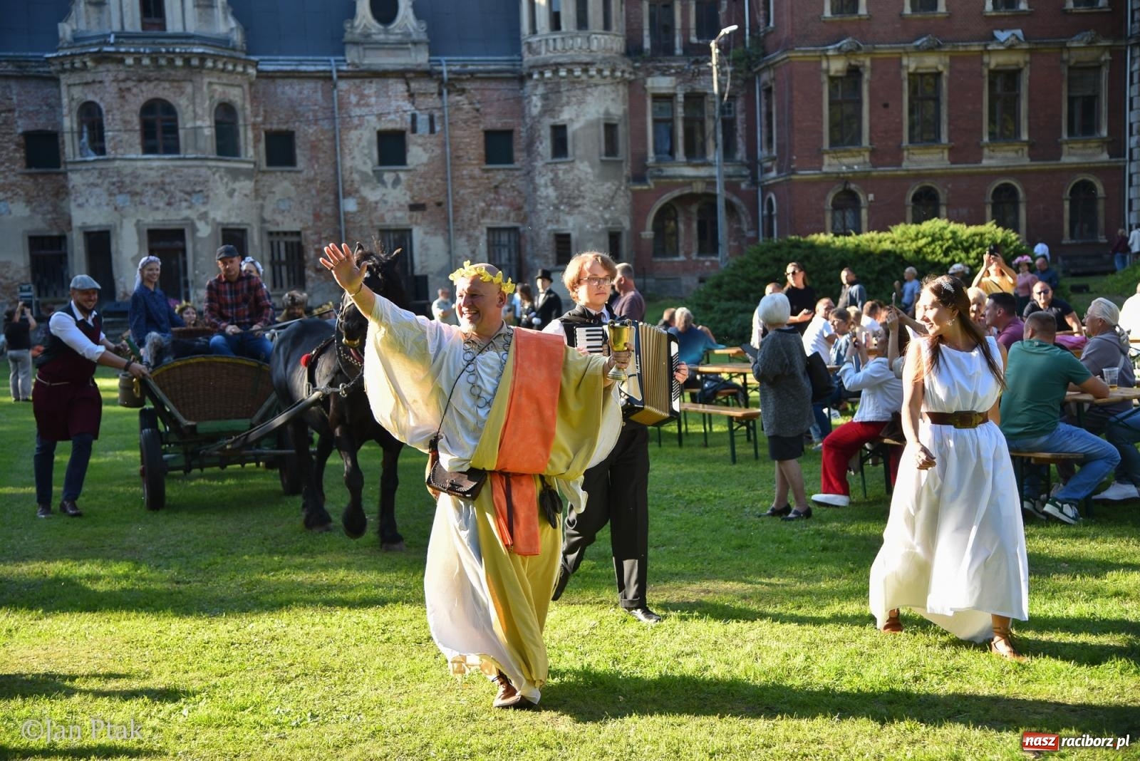 Zdjęcie w galerii na portalu naszraciborz.pl: Winobranie, ogień i cygańska muzyka w Krowiarkach. Fanny Days 2026 za nami [FOTOREPORTAŻ] wiadomości z regionu