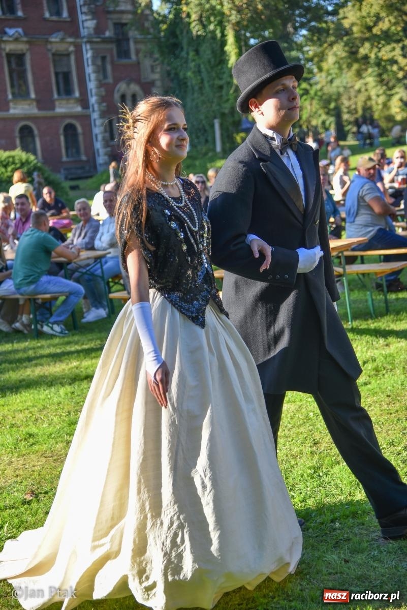Zdjęcie w galerii na portalu naszraciborz.pl: Winobranie, ogień i cygańska muzyka w Krowiarkach. Fanny Days 2026 za nami [FOTOREPORTAŻ] wiadomości z regionu