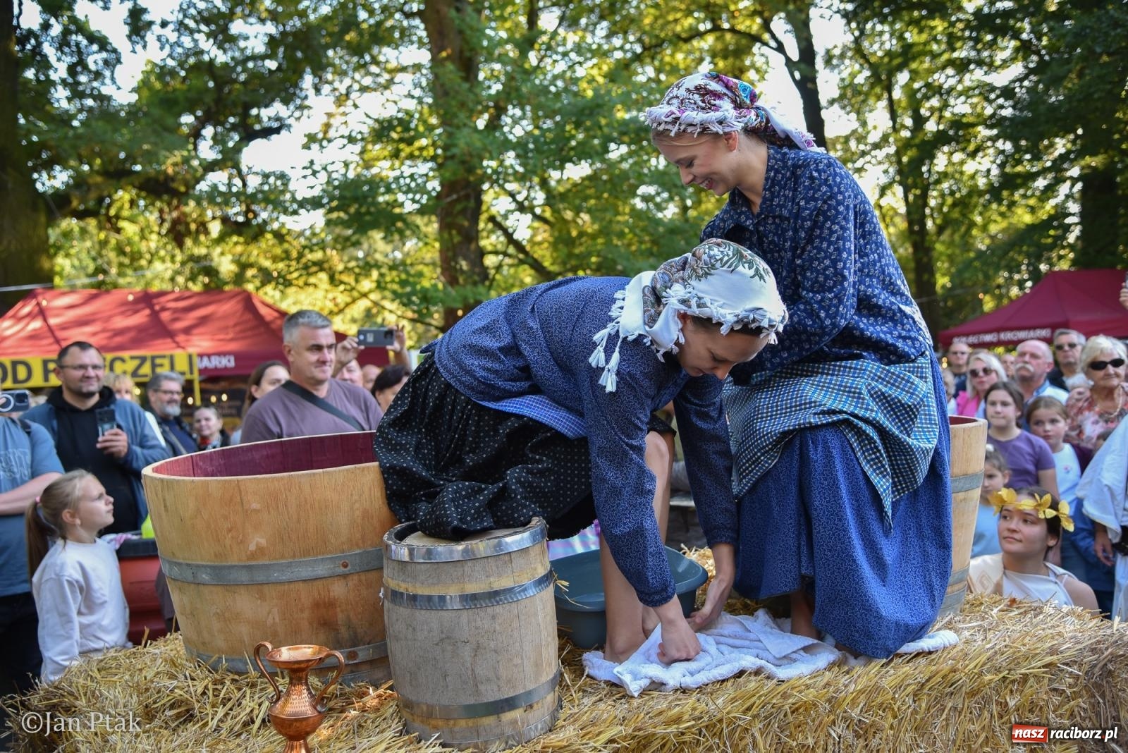 Zdjęcie w galerii na portalu naszraciborz.pl: Winobranie, ogień i cygańska muzyka w Krowiarkach. Fanny Days 2026 za nami [FOTOREPORTAŻ] wiadomości z regionu