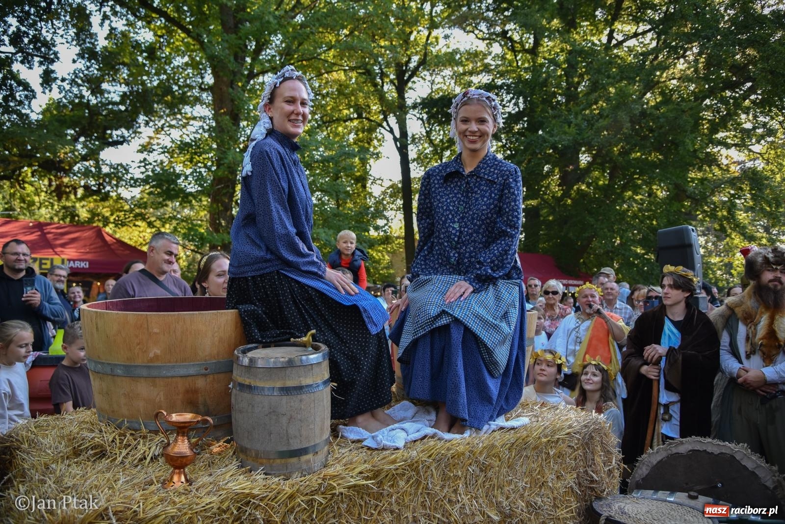 Zdjęcie w galerii na portalu naszraciborz.pl: Winobranie, ogień i cygańska muzyka w Krowiarkach. Fanny Days 2026 za nami [FOTOREPORTAŻ] wiadomości z regionu