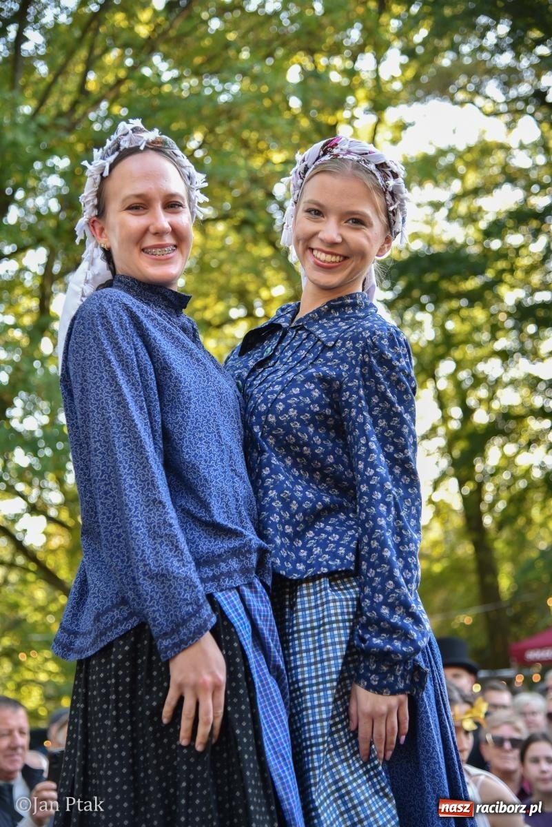 Zdjęcie w galerii na portalu naszraciborz.pl: Winobranie, ogień i cygańska muzyka w Krowiarkach. Fanny Days 2026 za nami [FOTOREPORTAŻ] wiadomości z regionu