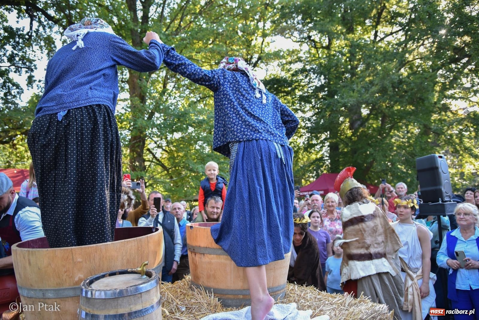 Zdjęcie w galerii na portalu naszraciborz.pl: Winobranie, ogień i cygańska muzyka w Krowiarkach. Fanny Days 2026 za nami [FOTOREPORTAŻ] wiadomości z regionu