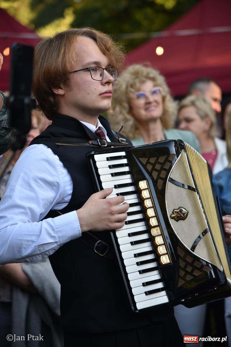 Zdjęcie w galerii na portalu naszraciborz.pl: Winobranie, ogień i cygańska muzyka w Krowiarkach. Fanny Days 2026 za nami [FOTOREPORTAŻ] wiadomości z regionu