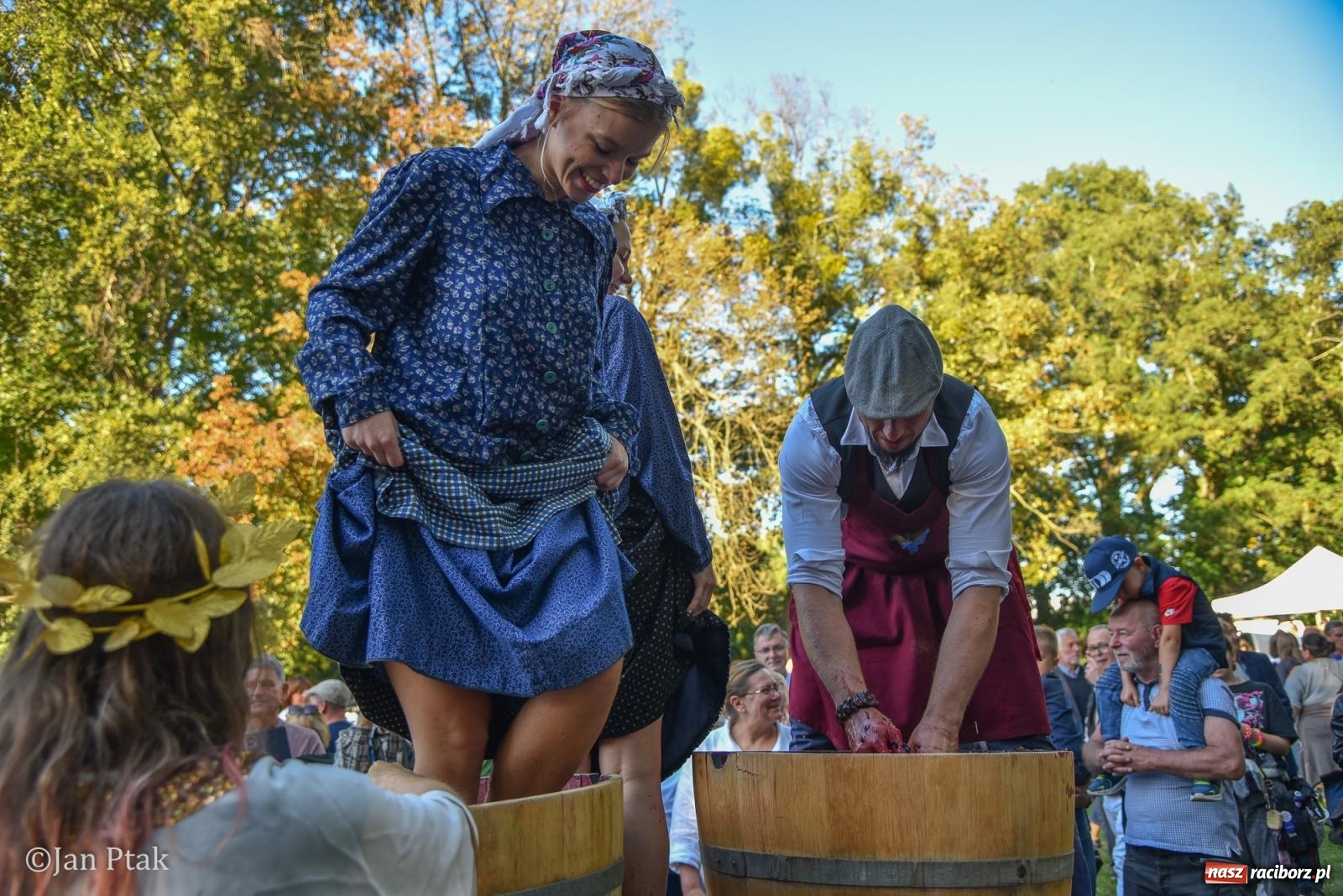 Zdjęcie w galerii na portalu naszraciborz.pl: Winobranie, ogień i cygańska muzyka w Krowiarkach. Fanny Days 2026 za nami [FOTOREPORTAŻ] wiadomości z regionu