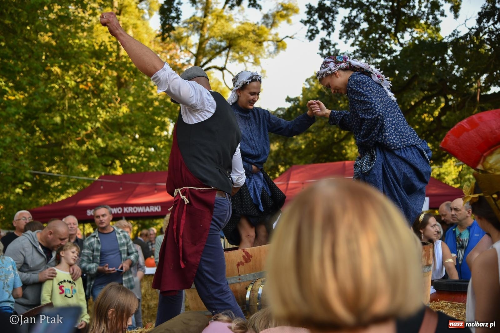 Zdjęcie w galerii na portalu naszraciborz.pl: Winobranie, ogień i cygańska muzyka w Krowiarkach. Fanny Days 2026 za nami [FOTOREPORTAŻ] wiadomości z regionu