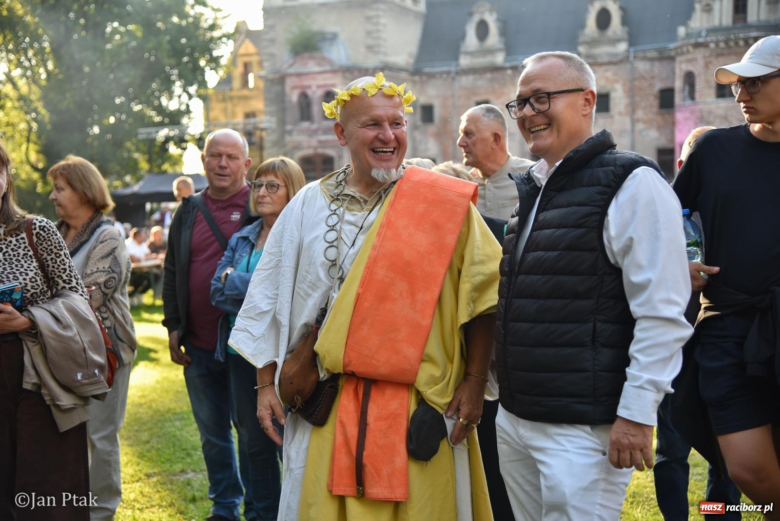 Zdjęcie w galerii na portalu naszraciborz.pl: Winobranie, ogień i cygańska muzyka w Krowiarkach. Fanny Days 2026 za nami [FOTOREPORTAŻ] wiadomości z regionu