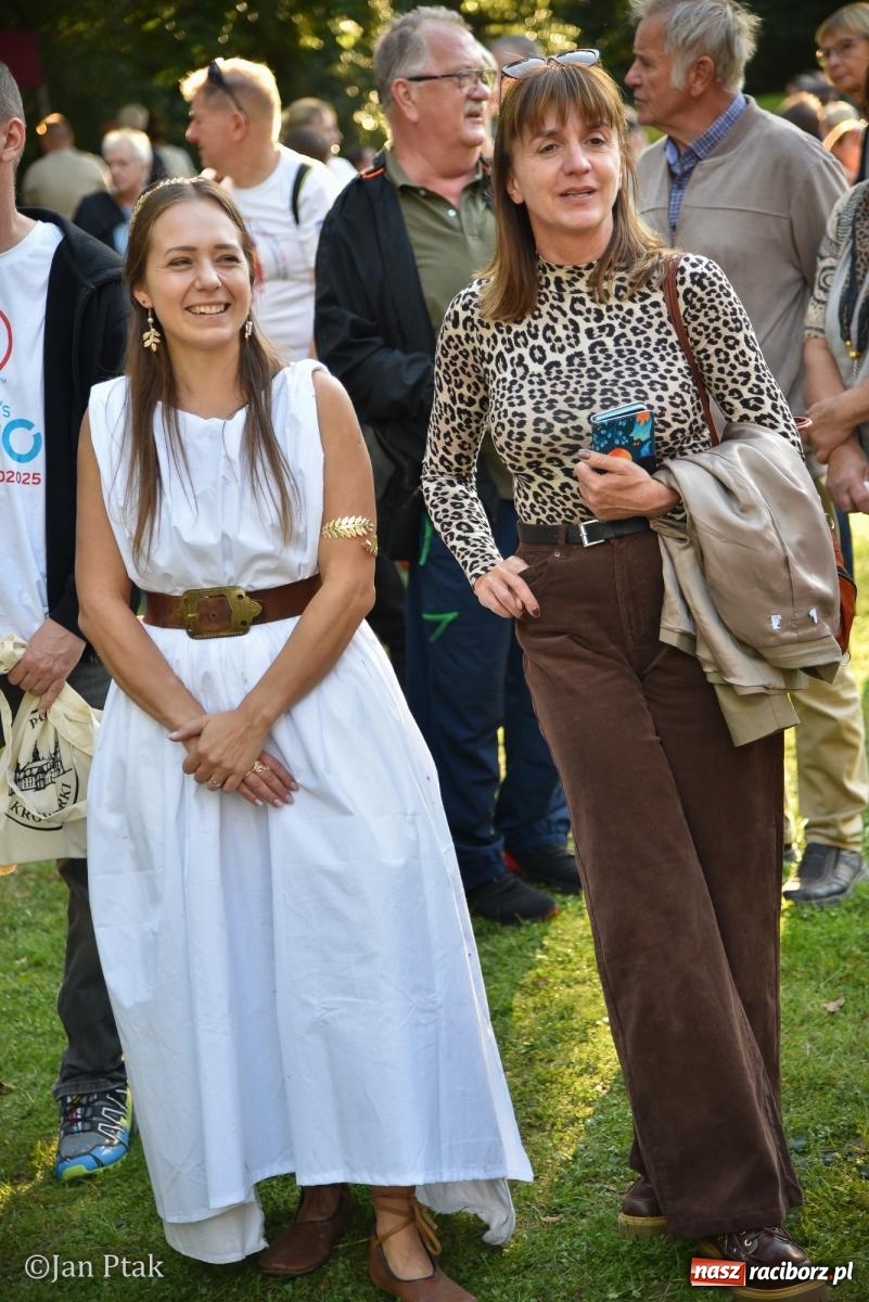 Zdjęcie w galerii na portalu naszraciborz.pl: Winobranie, ogień i cygańska muzyka w Krowiarkach. Fanny Days 2026 za nami [FOTOREPORTAŻ] wiadomości z regionu
