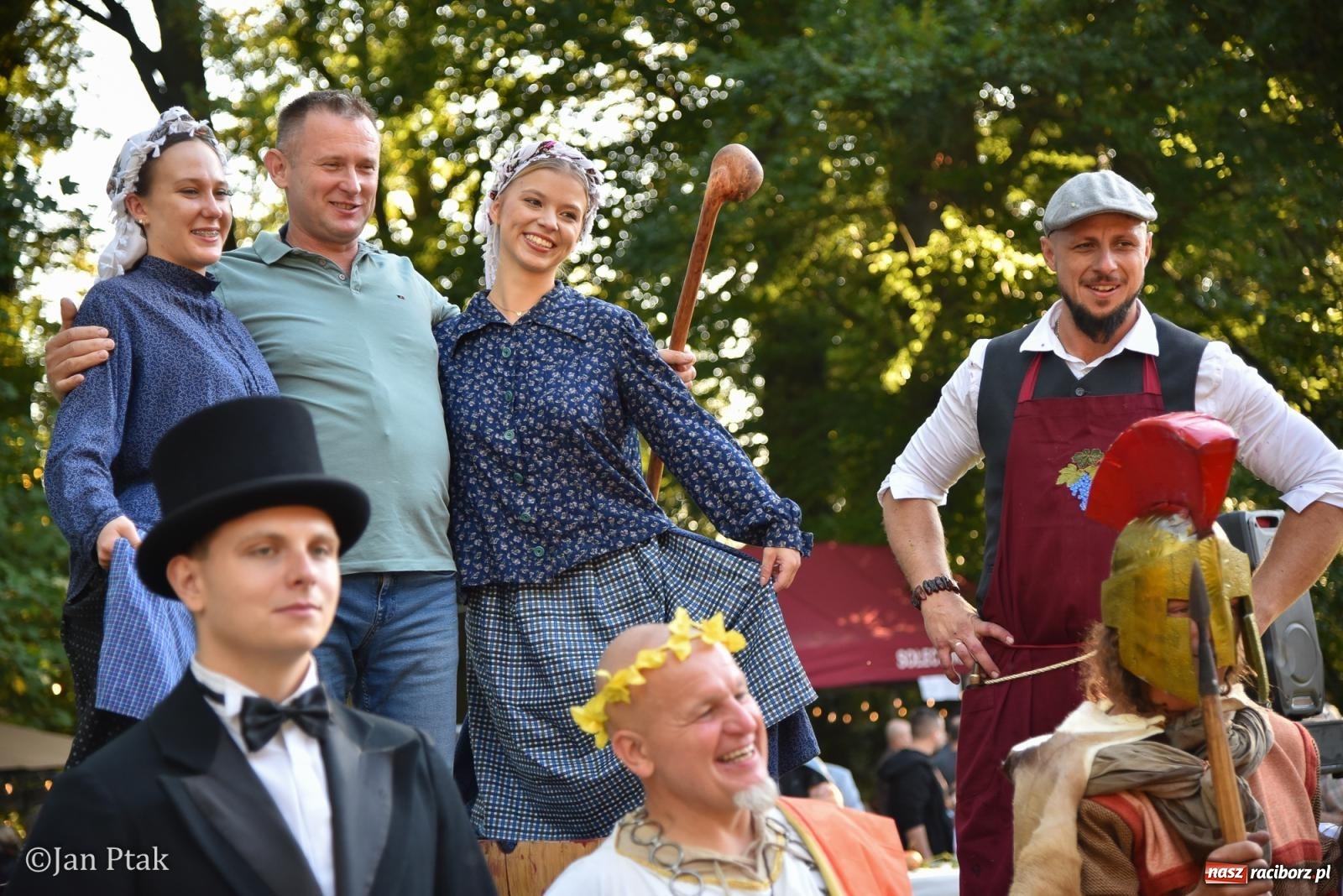 Zdjęcie w galerii na portalu naszraciborz.pl: Winobranie, ogień i cygańska muzyka w Krowiarkach. Fanny Days 2026 za nami [FOTOREPORTAŻ] wiadomości z regionu