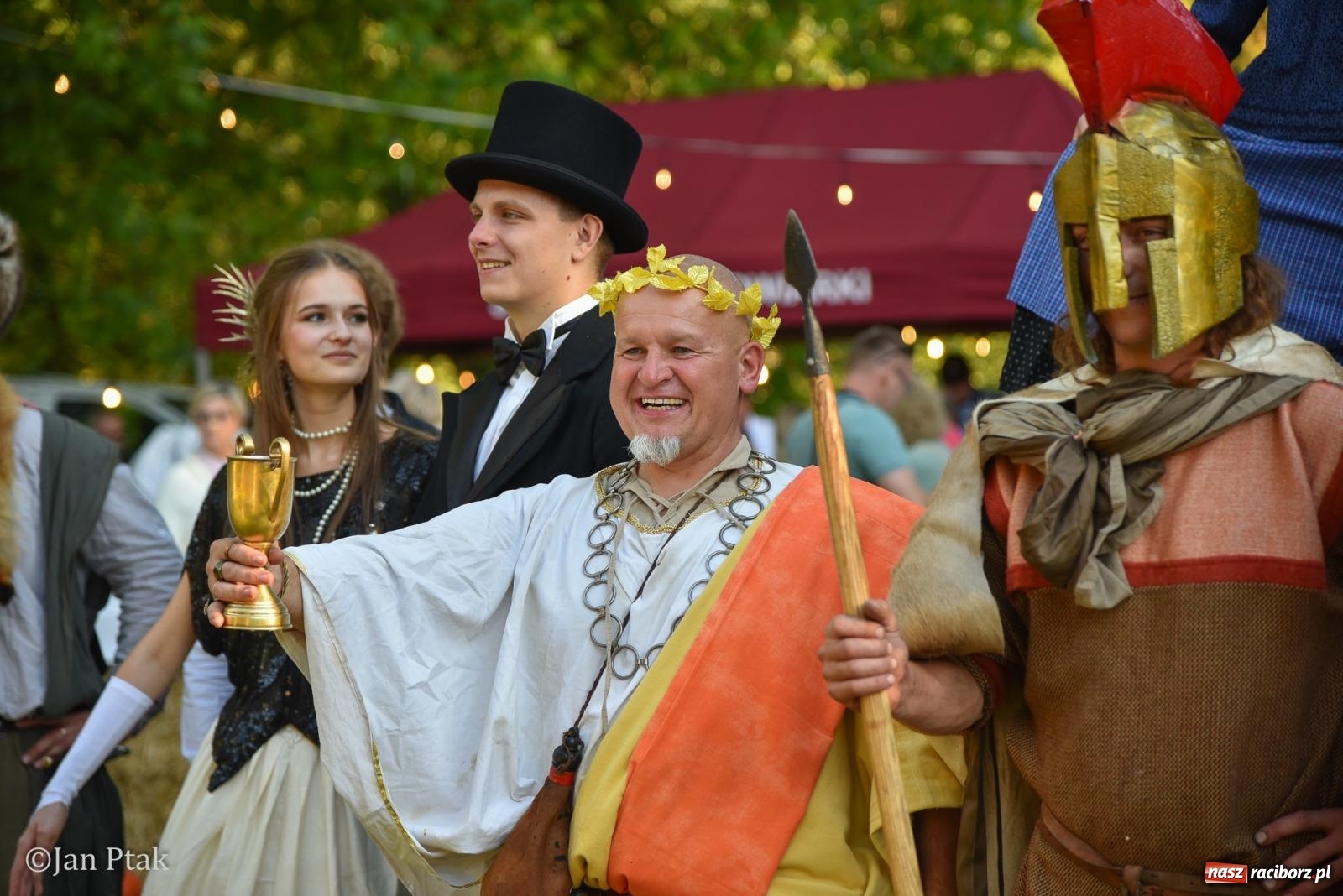 Zdjęcie w galerii na portalu naszraciborz.pl: Winobranie, ogień i cygańska muzyka w Krowiarkach. Fanny Days 2026 za nami [FOTOREPORTAŻ] wiadomości z regionu