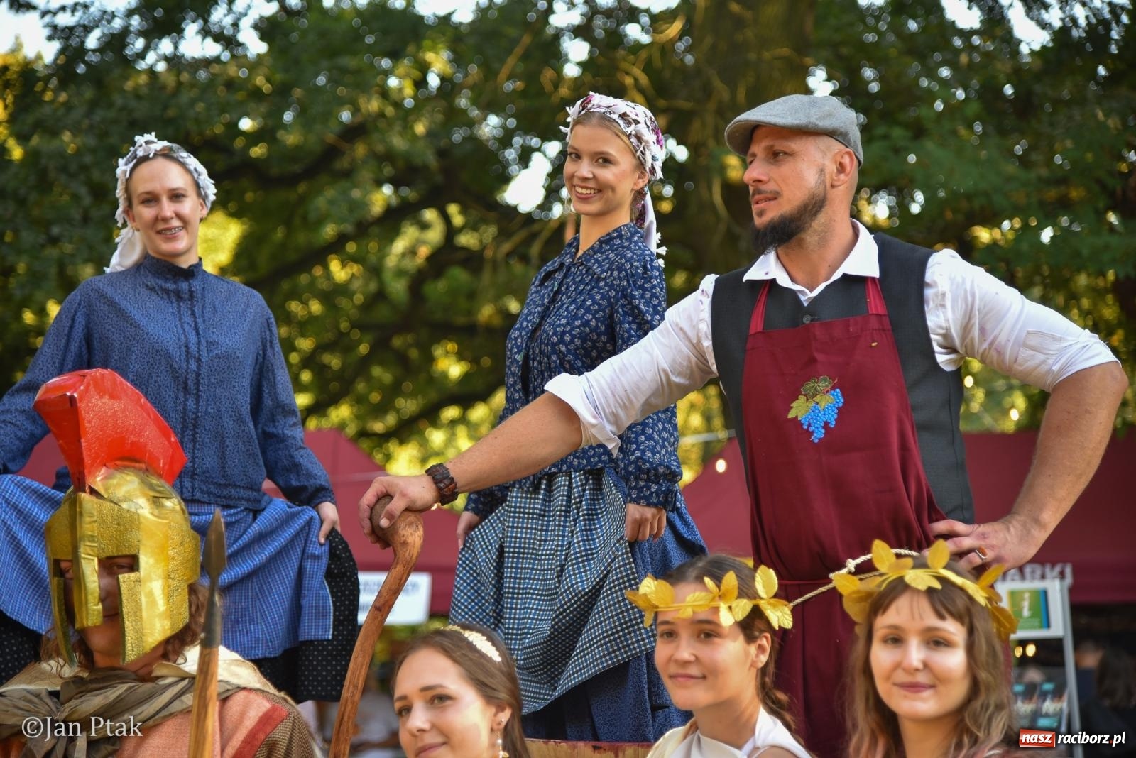 Zdjęcie w galerii na portalu naszraciborz.pl: Winobranie, ogień i cygańska muzyka w Krowiarkach. Fanny Days 2026 za nami [FOTOREPORTAŻ] wiadomości z regionu