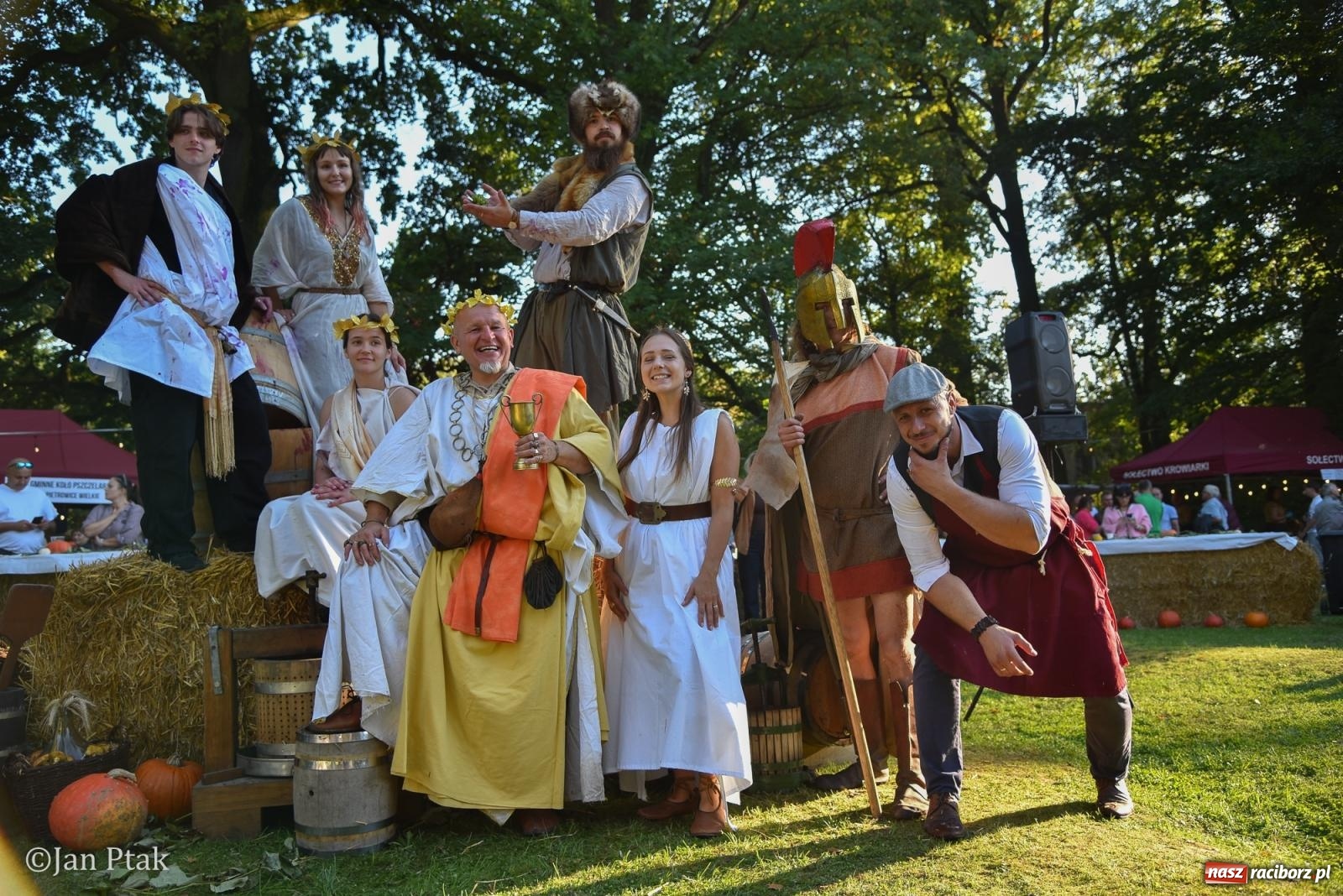 Zdjęcie w galerii na portalu naszraciborz.pl: Winobranie, ogień i cygańska muzyka w Krowiarkach. Fanny Days 2026 za nami [FOTOREPORTAŻ] wiadomości z regionu