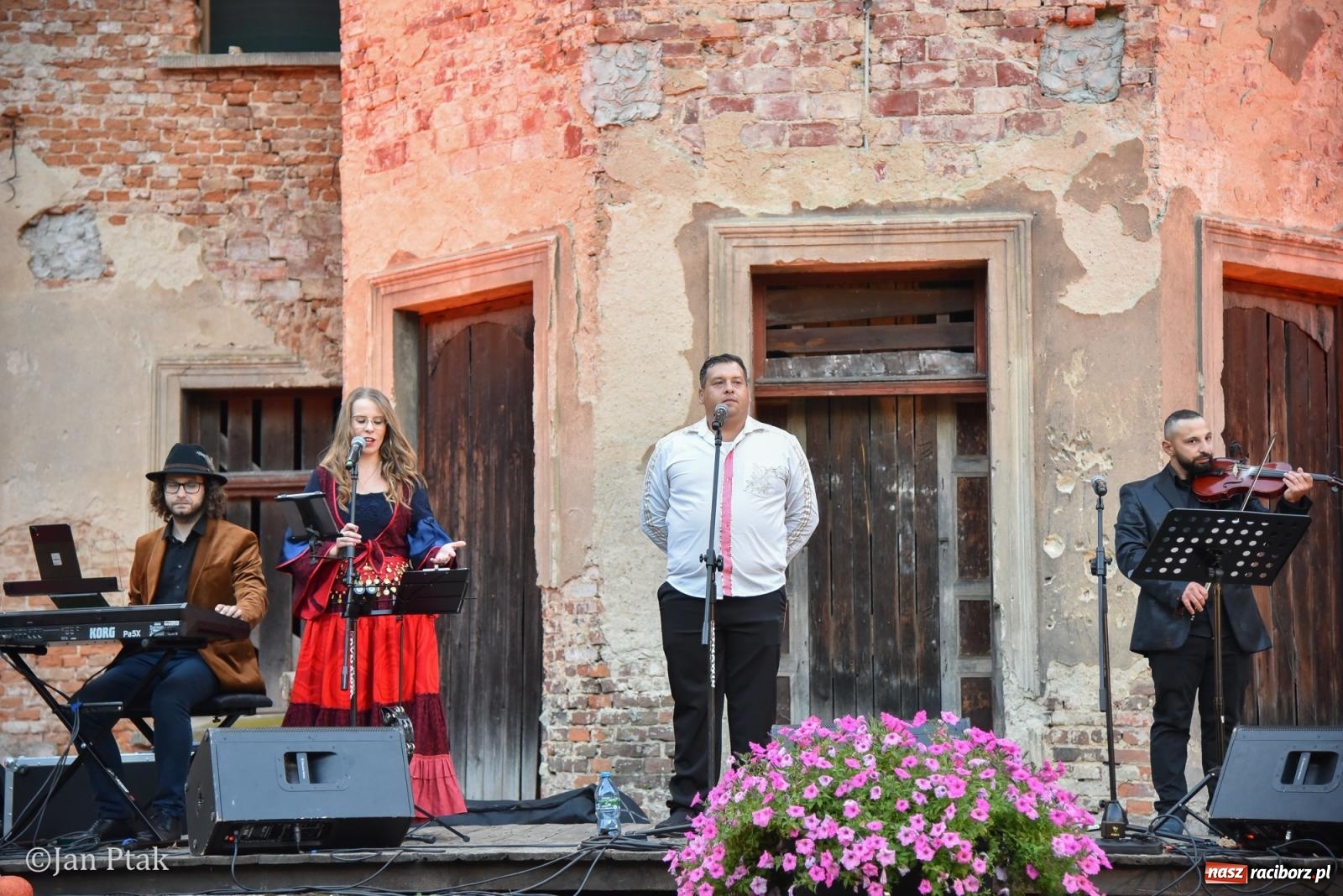 Zdjęcie w galerii na portalu naszraciborz.pl: Winobranie, ogień i cygańska muzyka w Krowiarkach. Fanny Days 2026 za nami [FOTOREPORTAŻ] wiadomości z regionu