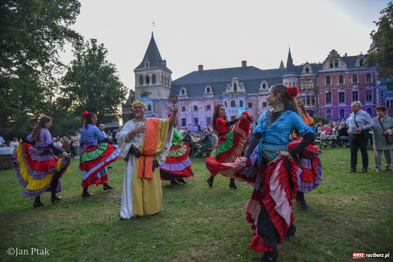 Zdjęcie w galerii na portalu naszraciborz.pl: Winobranie, ogień i cygańska muzyka w Krowiarkach. Fanny Days 2026 za nami [FOTOREPORTAŻ] wiadomości z regionu