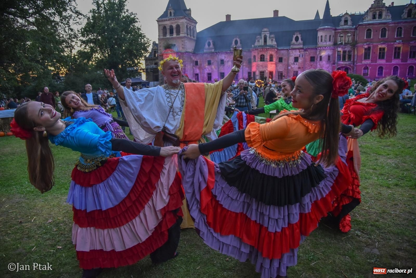 Zdjęcie w galerii na portalu naszraciborz.pl: Winobranie, ogień i cygańska muzyka w Krowiarkach. Fanny Days 2026 za nami [FOTOREPORTAŻ] wiadomości z regionu