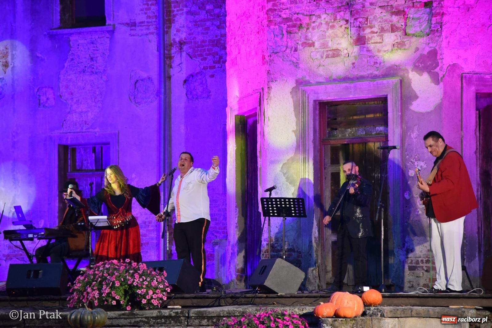 Zdjęcie w galerii na portalu naszraciborz.pl: Winobranie, ogień i cygańska muzyka w Krowiarkach. Fanny Days 2026 za nami [FOTOREPORTAŻ] wiadomości z regionu