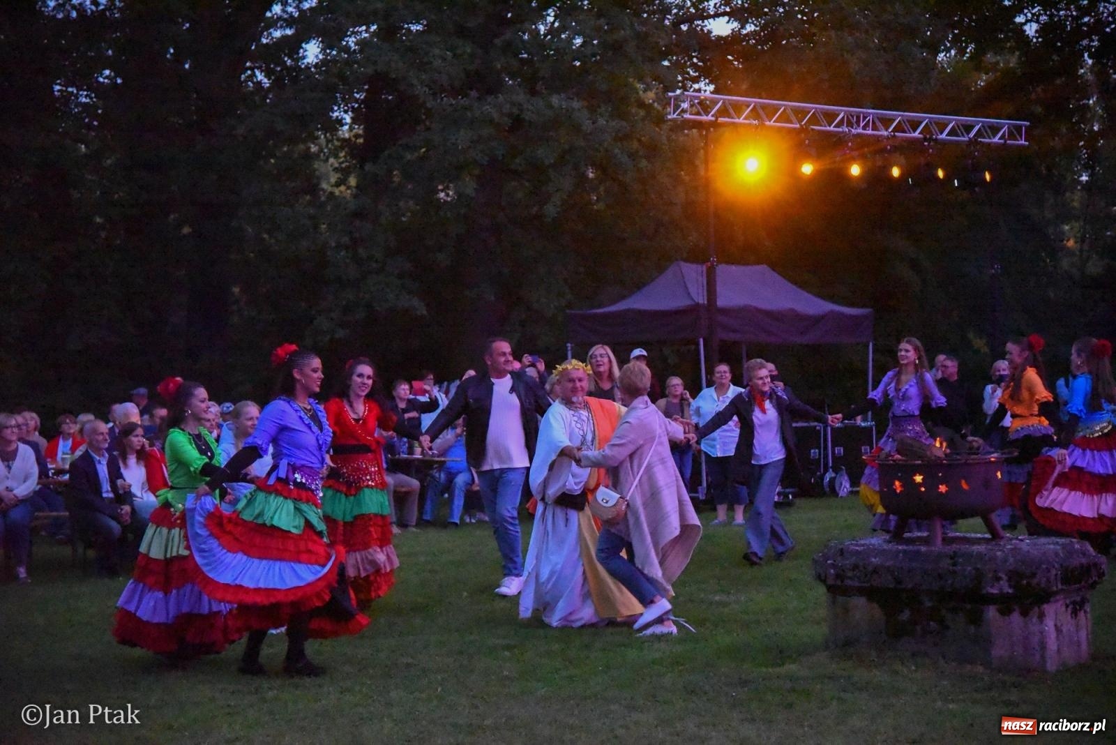 Zdjęcie w galerii na portalu naszraciborz.pl: Winobranie, ogień i cygańska muzyka w Krowiarkach. Fanny Days 2026 za nami [FOTOREPORTAŻ] wiadomości z regionu