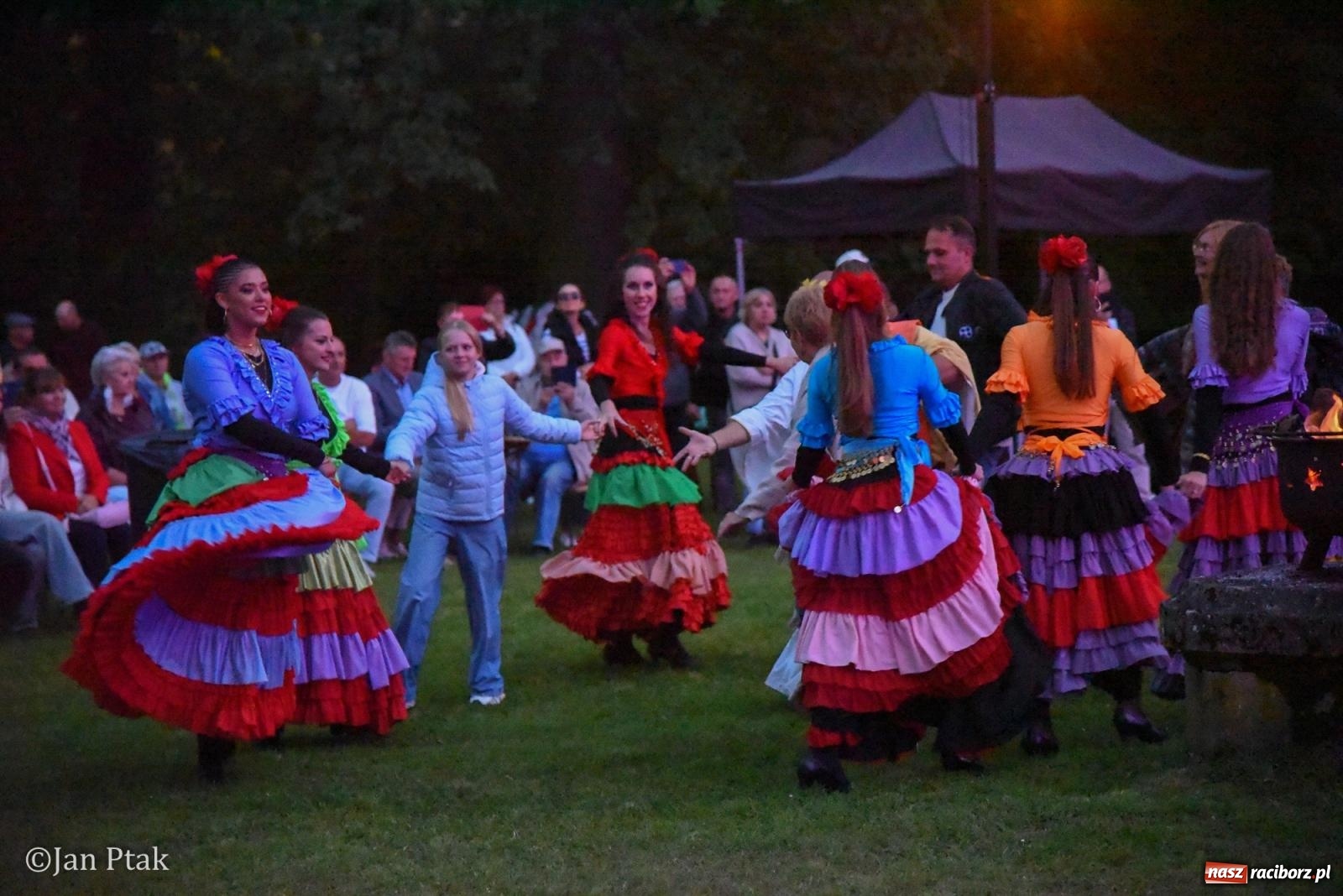 Zdjęcie w galerii na portalu naszraciborz.pl: Winobranie, ogień i cygańska muzyka w Krowiarkach. Fanny Days 2026 za nami [FOTOREPORTAŻ] wiadomości z regionu